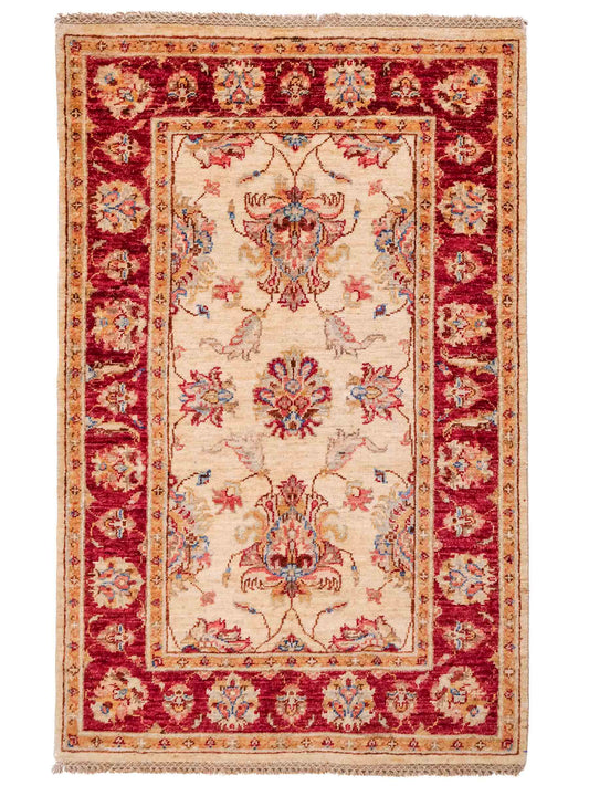 Handgeknüpfter Ziegler Farahan Orientteppich von Khademi aus Wolle, gold, beige, rot. Klassisches Allover-Design. Traditionell von Hand geknüpft in Afghanistan. Größe: 121 cm x 82 cm. Teppichnummer: SB3-1021. Verkauf durch Jupiter Intl.