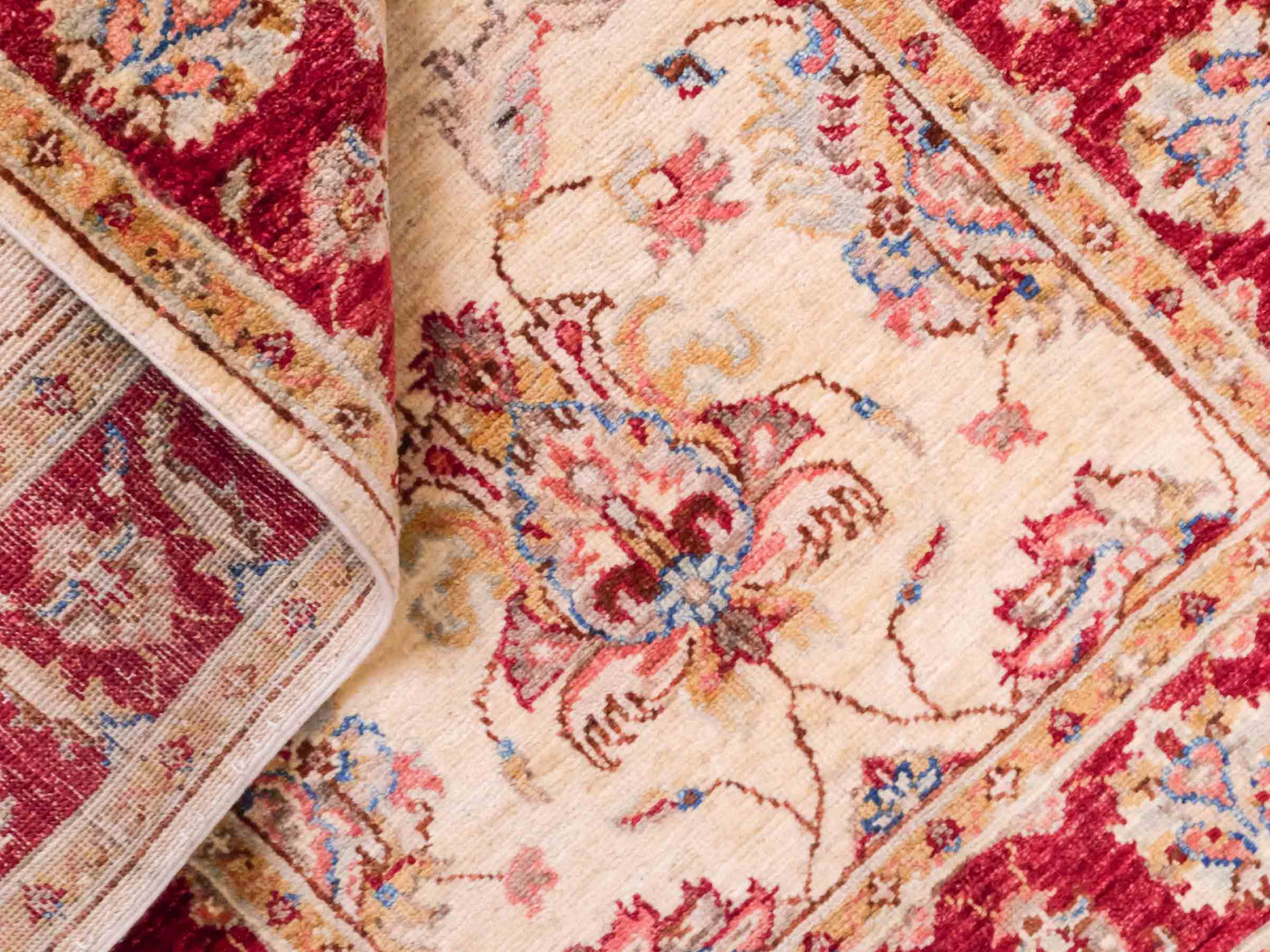 Handgeknüpfter Ziegler Farahan Orientteppich von Khademi aus Wolle, gold, beige, rot. Klassisches Allover-Design. Traditionell von Hand geknüpft in Afghanistan. Größe: 121 cm x 82 cm. Teppichnummer: SB3-1021. Verkauf durch Jupiter Intl.