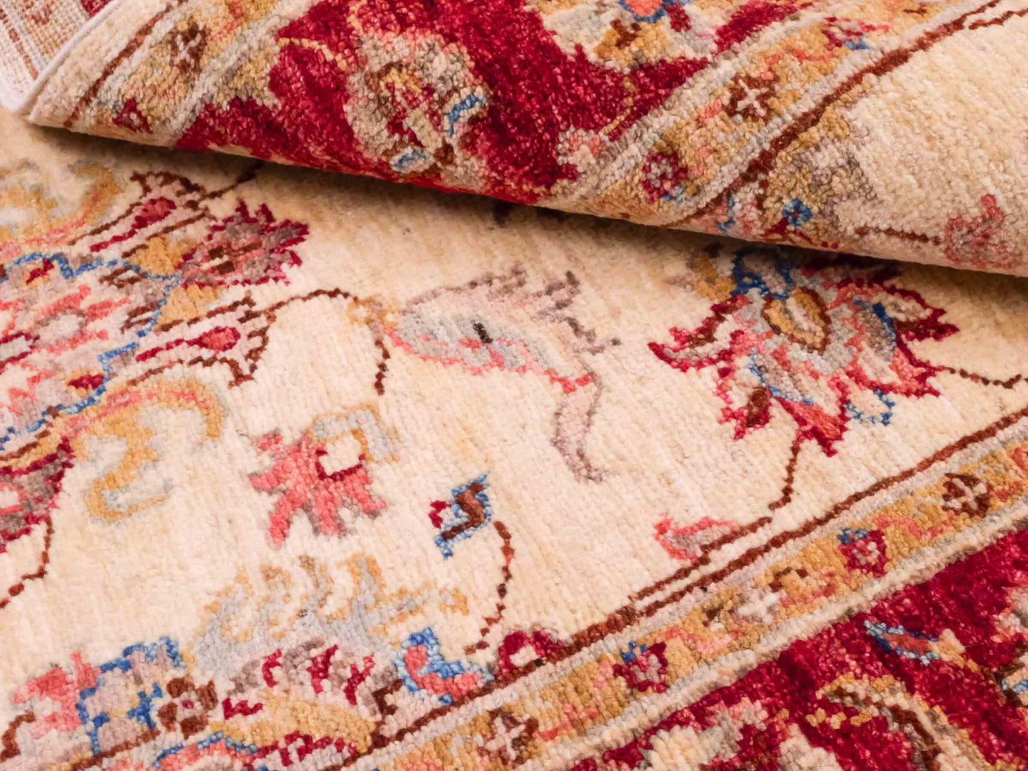 Handgeknüpfter Ziegler Farahan Orientteppich von Khademi aus Wolle, gold, beige, rot. Klassisches Allover-Design. Traditionell von Hand geknüpft in Afghanistan. Größe: 121 cm x 82 cm. Teppichnummer: SB3-1021. Verkauf durch Jupiter Intl.