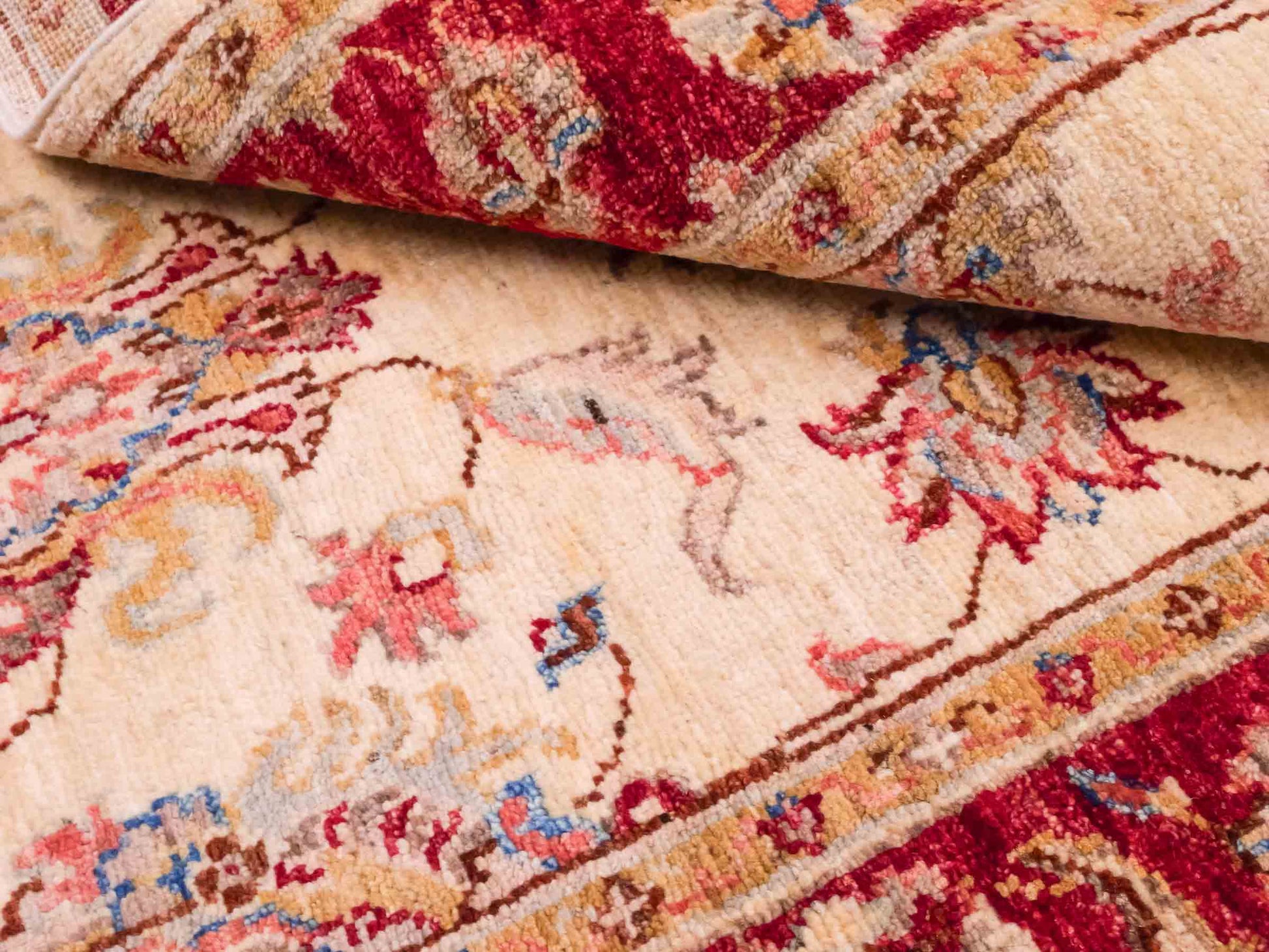 Handgeknüpfter Ziegler Farahan Orientteppich von Khademi aus Wolle, gold, beige, rot. Klassisches Allover-Design. Traditionell von Hand geknüpft in Afghanistan. Größe: 121 cm x 82 cm. Teppichnummer: SB3-1021. Verkauf durch Jupiter Intl.