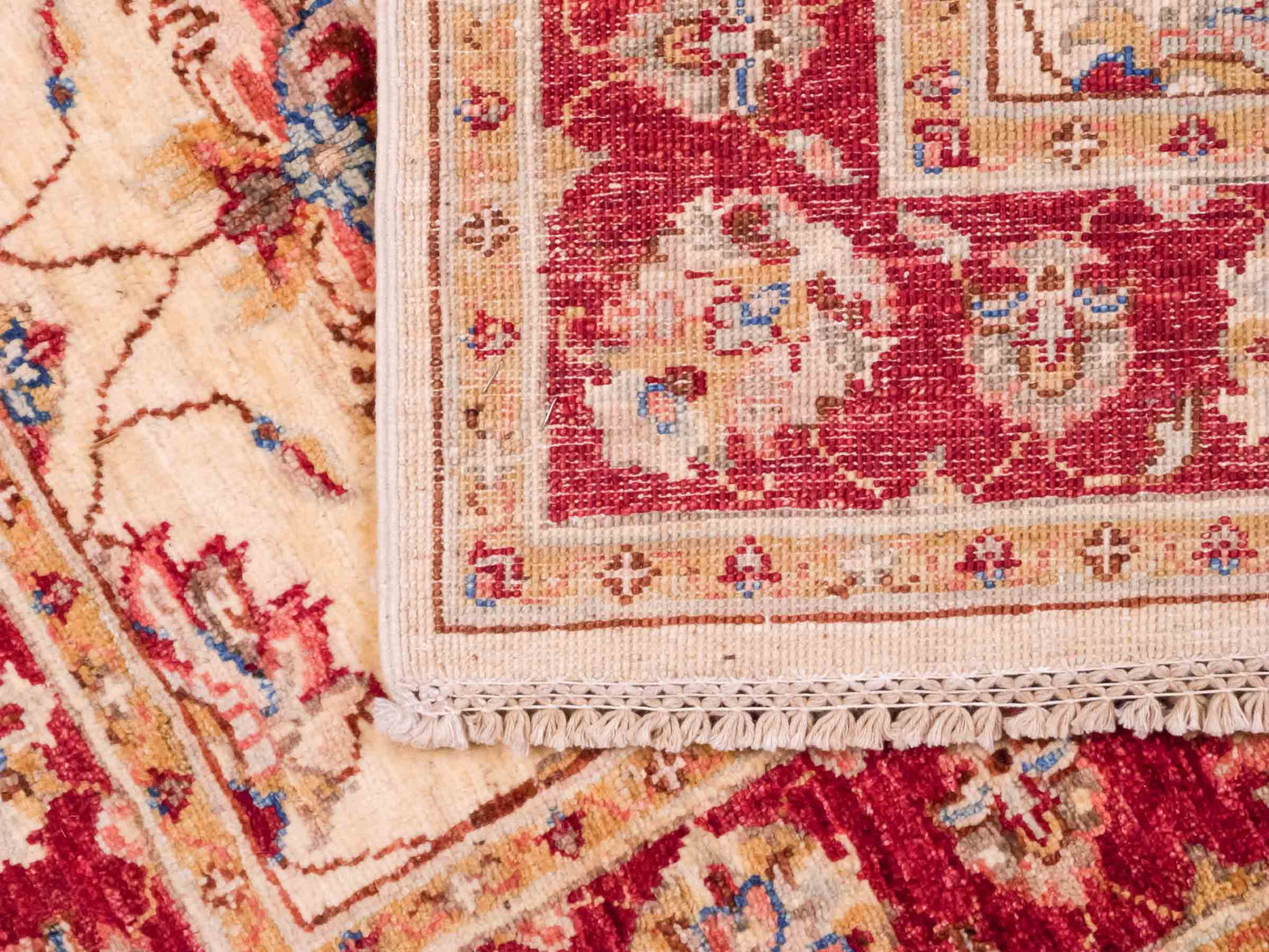 Handgeknüpfter Ziegler Farahan Orientteppich von Khademi aus Wolle, gold, beige, rot. Klassisches Allover-Design. Traditionell von Hand geknüpft in Afghanistan. Größe: 121 cm x 82 cm. Teppichnummer: SB3-1021. Verkauf durch Jupiter Intl.