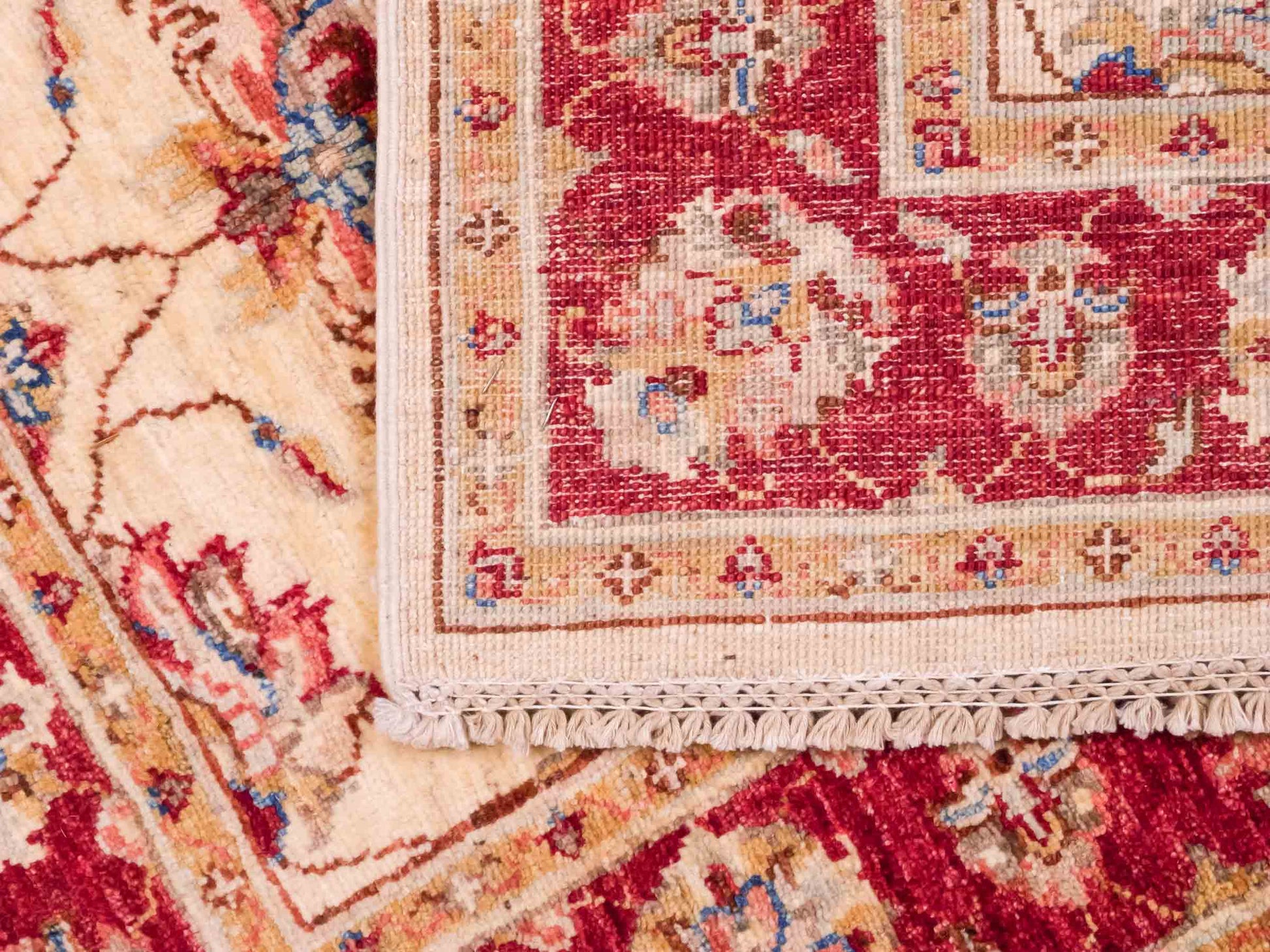 Handgeknüpfter Ziegler Farahan Orientteppich von Khademi aus Wolle, gold, beige, rot. Klassisches Allover-Design. Traditionell von Hand geknüpft in Afghanistan. Größe: 121 cm x 82 cm. Teppichnummer: SB3-1021. Verkauf durch Jupiter Intl.