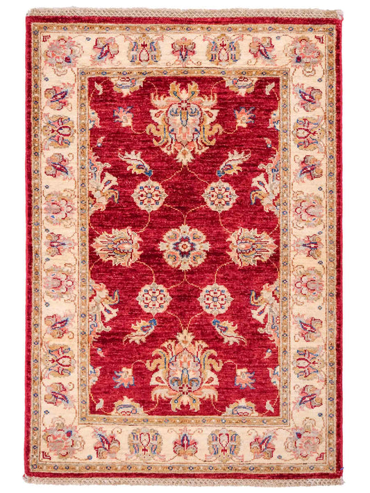 Handgeknüpfter Ziegler Farahan Orientteppich von Khademi aus Wolle, rot, gold, beige. Klassisches Allover-Design. Traditionell von Hand geknüpft in Afghanistan. Größe: 124 cm x 83 cm. Teppichnummer: SB3-1024. Verkauf durch Jupiter Intl.
