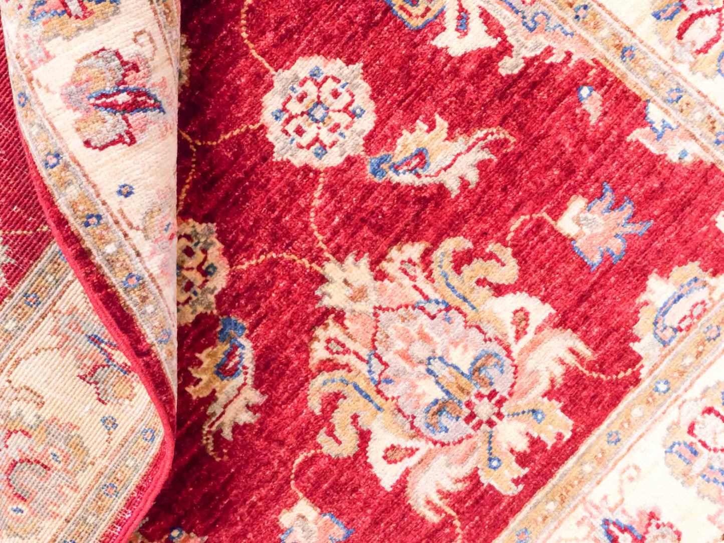 Handgeknüpfter Ziegler Farahan Orientteppich von Khademi aus Wolle, rot, gold, beige. Klassisches Allover-Design. Traditionell von Hand geknüpft in Afghanistan. Größe: 124 cm x 83 cm. Teppichnummer: SB3-1024. Verkauf durch Jupiter Intl.
