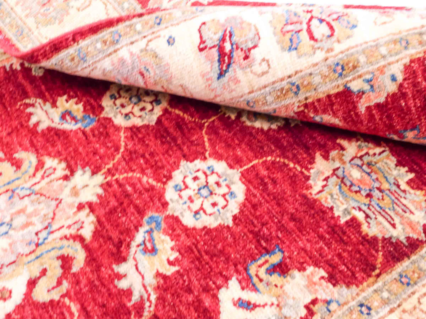 Handgeknüpfter Ziegler Farahan Orientteppich von Khademi aus Wolle, rot, gold, beige. Klassisches Allover-Design. Traditionell von Hand geknüpft in Afghanistan. Größe: 124 cm x 83 cm. Teppichnummer: SB3-1024. Verkauf durch Jupiter Intl.