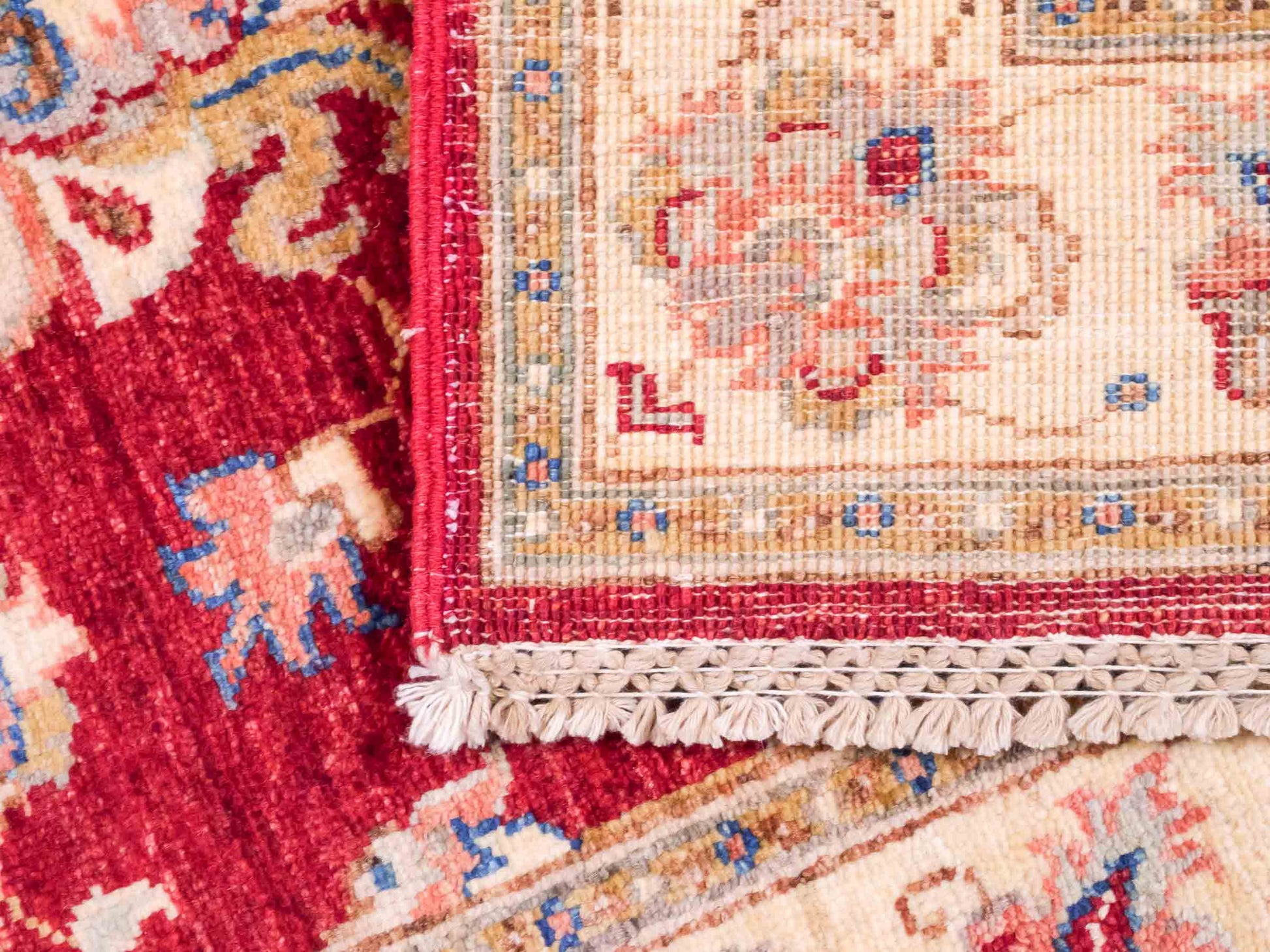 Handgeknüpfter Ziegler Farahan Orientteppich von Khademi aus Wolle, rot, gold, beige. Klassisches Allover-Design. Traditionell von Hand geknüpft in Afghanistan. Größe: 124 cm x 83 cm. Teppichnummer: SB3-1024. Verkauf durch Jupiter Intl.