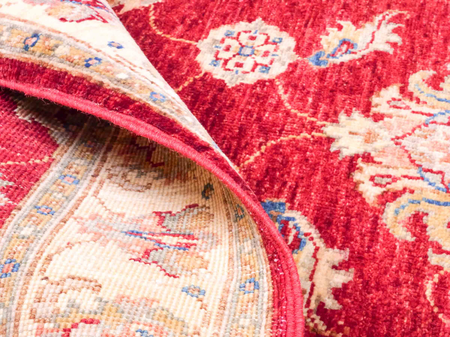 Handgeknüpfter Ziegler Farahan Orientteppich von Khademi aus Wolle, rot, gold, beige. Klassisches Allover-Design. Traditionell von Hand geknüpft in Afghanistan. Größe: 124 cm x 83 cm. Teppichnummer: SB3-1024. Verkauf durch Jupiter Intl.
