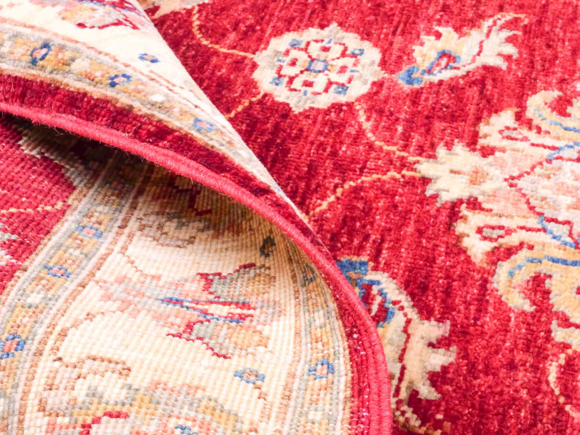 Handgeknüpfter Ziegler Farahan Orientteppich von Khademi aus Wolle, rot, gold, beige. Klassisches Allover-Design. Traditionell von Hand geknüpft in Afghanistan. Größe: 124 cm x 83 cm. Teppichnummer: SB3-1024. Verkauf durch Jupiter Intl.
