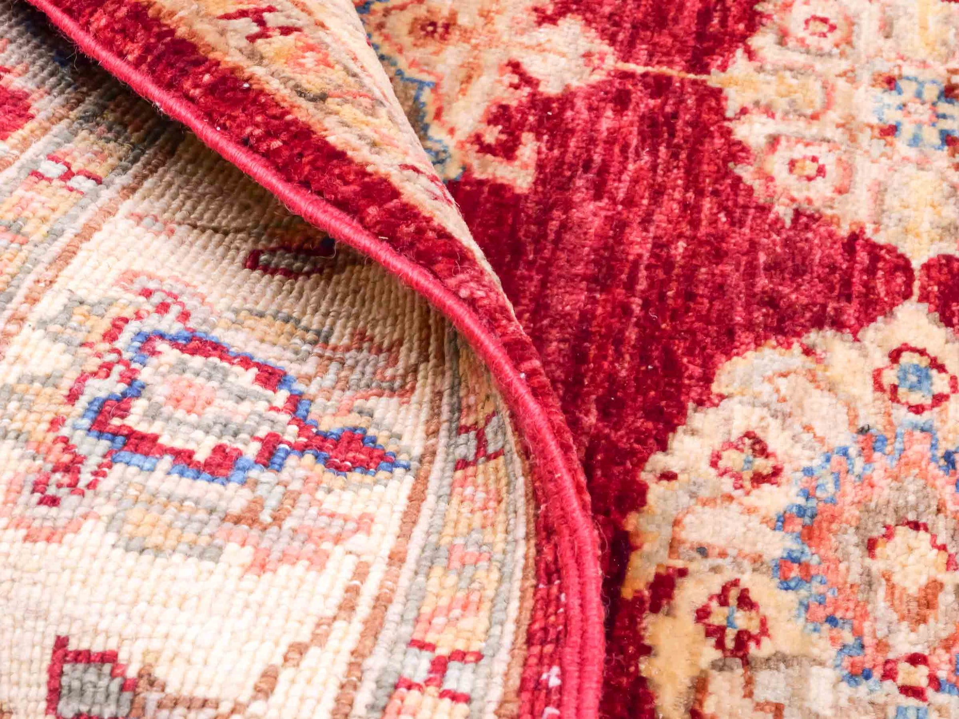 Handgeknüpfter Ziegler Farahan Orientteppich von Khademi aus Wolle, rot, gold, beige. Klassisches Allover-Design. Traditionell von Hand geknüpft in Afghanistan. Größe: 139 cm x 91 cm. Teppichnummer: SB3-1004. Verkauf durch Jupiter Intl.