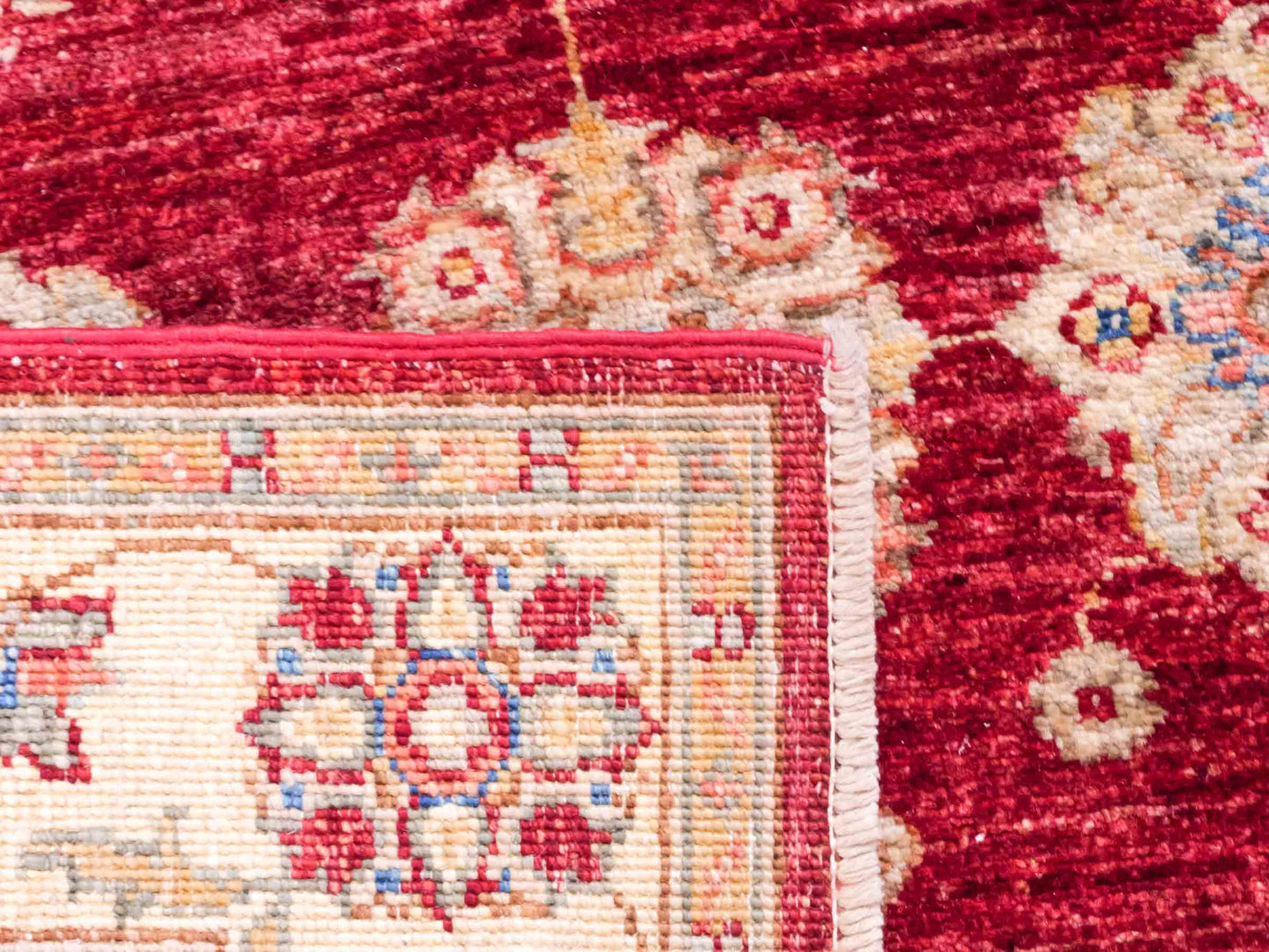Handgeknüpfter Ziegler Farahan Orientteppich von Khademi aus Wolle, rot, gold, beige. Klassisches Allover-Design. Traditionell von Hand geknüpft in Afghanistan. Größe: 139 cm x 91 cm. Teppichnummer: SB3-1004. Verkauf durch Jupiter Intl.
