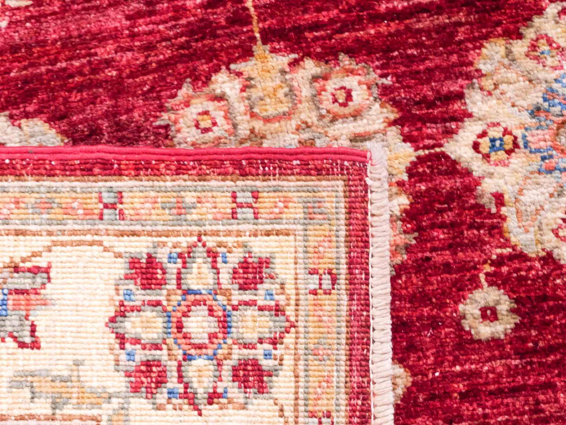 Handgeknüpfter Ziegler Farahan Orientteppich von Khademi aus Wolle, rot, gold, beige. Klassisches Allover-Design. Traditionell von Hand geknüpft in Afghanistan. Größe: 139 cm x 91 cm. Teppichnummer: SB3-1004. Verkauf durch Jupiter Intl.
