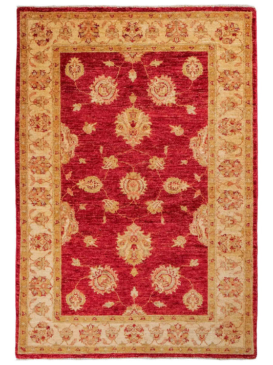 Handgeknüpfter Ziegler Farahan Orientteppich von Khademi aus Wolle, rot, gold, beige. Klassisches Allover-Design. Traditionell von Hand geknüpft in Afghanistan. Größe: 143 cm x 103 cm. Teppichnummer: RB3-1045. Verkauf durch Jupiter Intl.