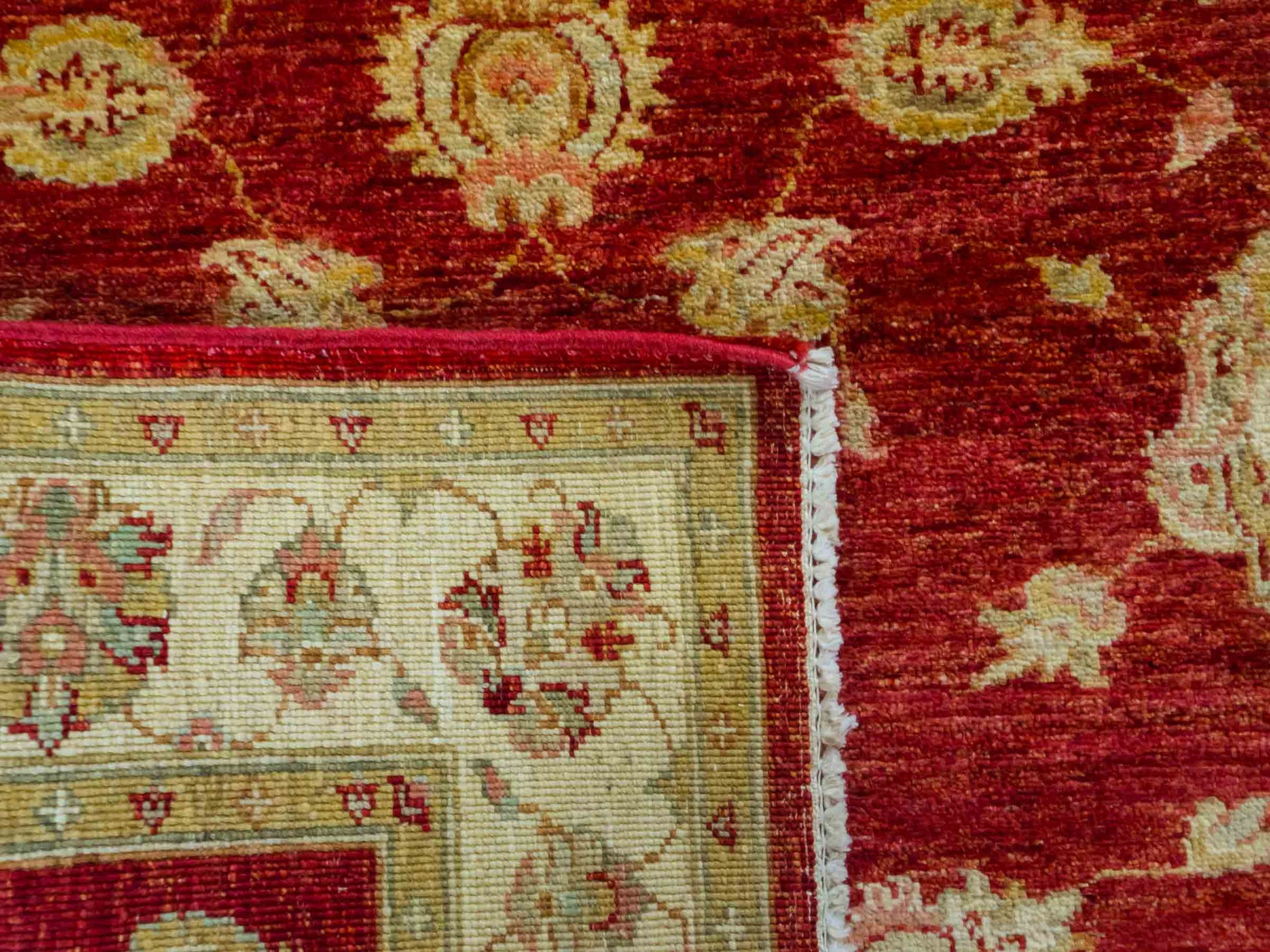 Handgeknüpfter Ziegler Farahan Orientteppich von Khademi aus Wolle, rot, gold, beige. Klassisches Allover-Design. Traditionell von Hand geknüpft in Afghanistan. Größe: 143 cm x 103 cm. Teppichnummer: RB3-1045. Verkauf durch Jupiter Intl.