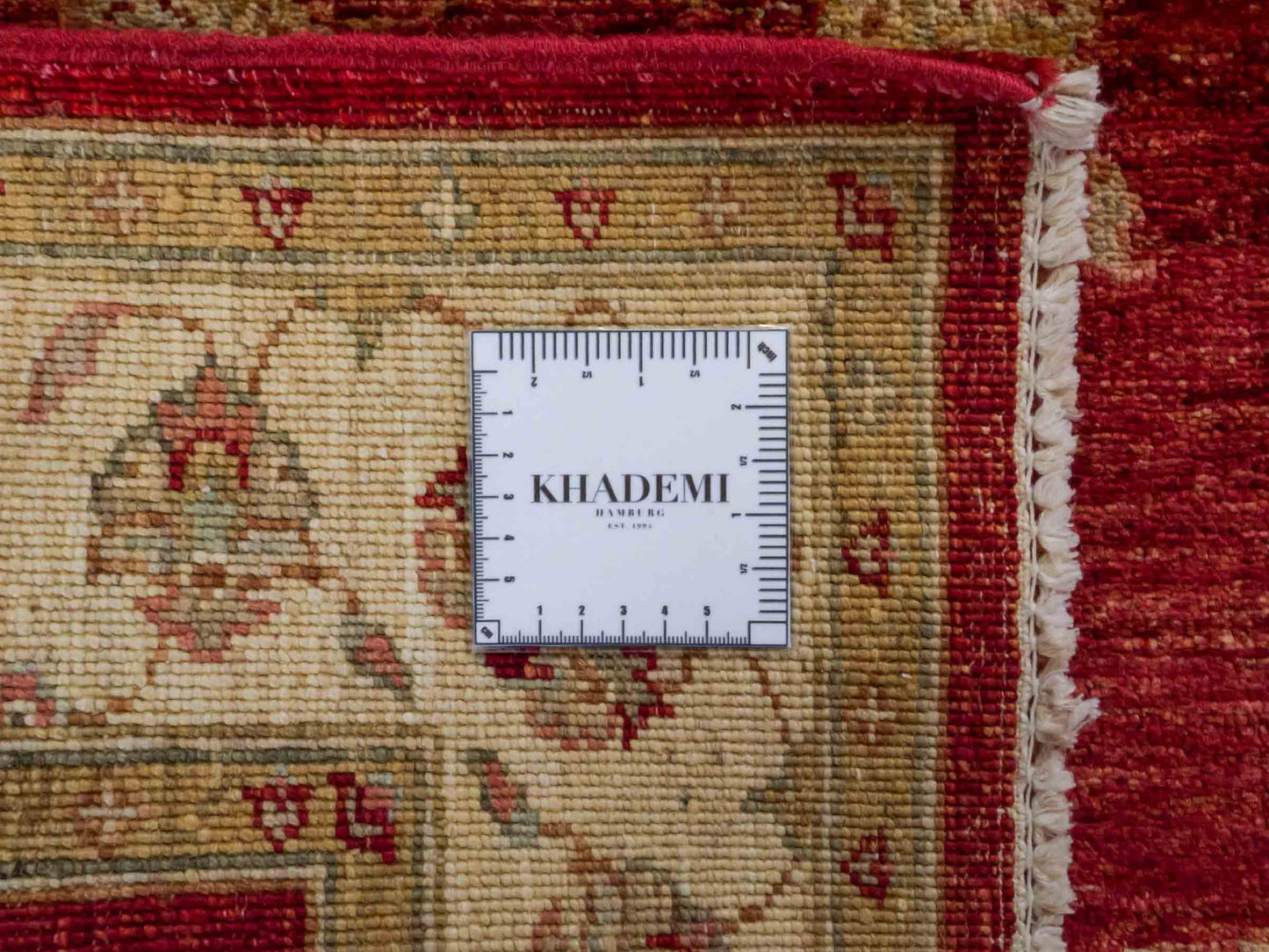 Handgeknüpfter Ziegler Farahan Orientteppich von Khademi aus Wolle, rot, gold, beige. Klassisches Allover-Design. Traditionell von Hand geknüpft in Afghanistan. Größe: 143 cm x 103 cm. Teppichnummer: RB3-1045. Verkauf durch Jupiter Intl.