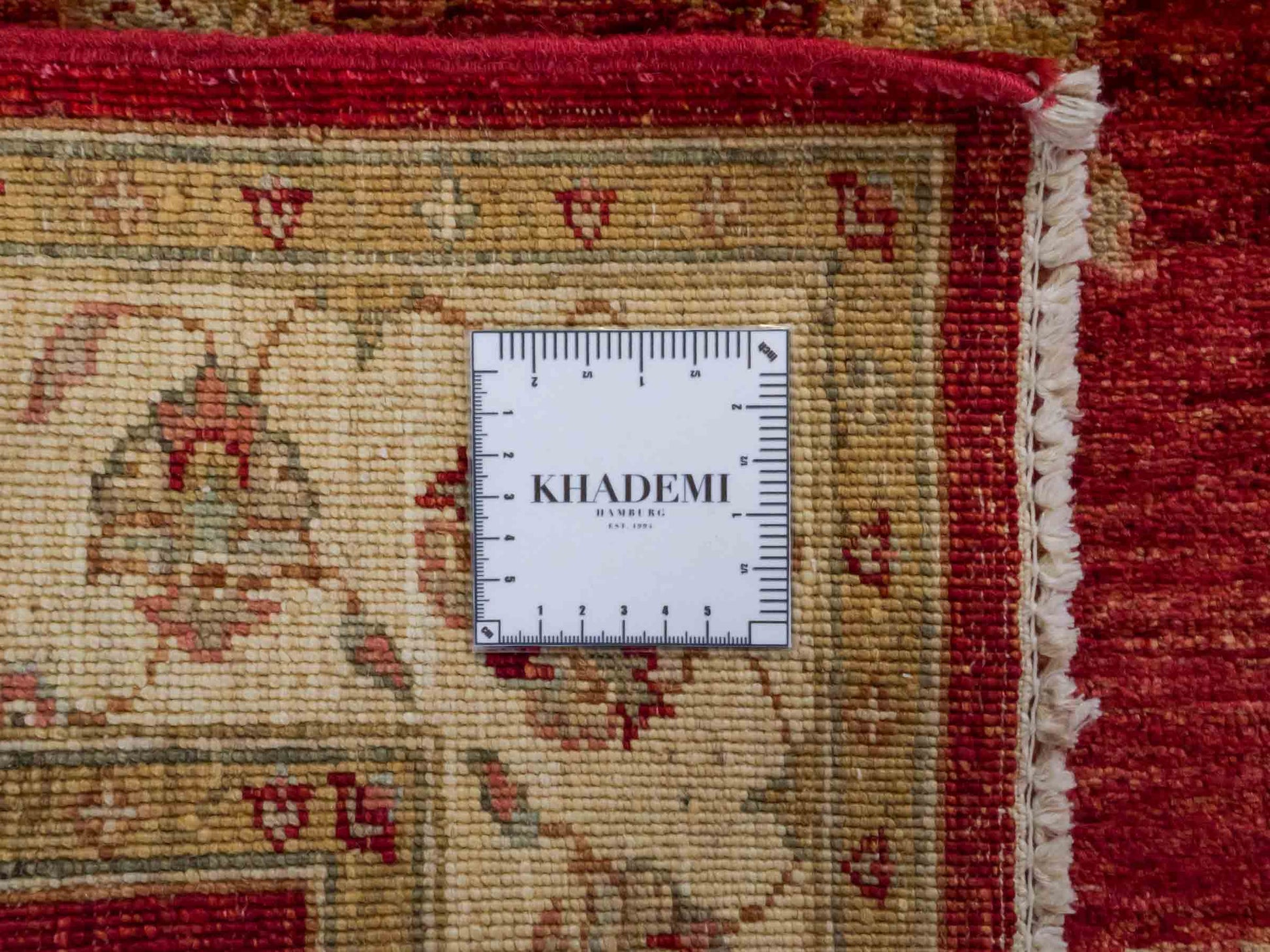 Handgeknüpfter Ziegler Farahan Orientteppich von Khademi aus Wolle, rot, gold, beige. Klassisches Allover-Design. Traditionell von Hand geknüpft in Afghanistan. Größe: 143 cm x 103 cm. Teppichnummer: RB3-1045. Verkauf durch Jupiter Intl.