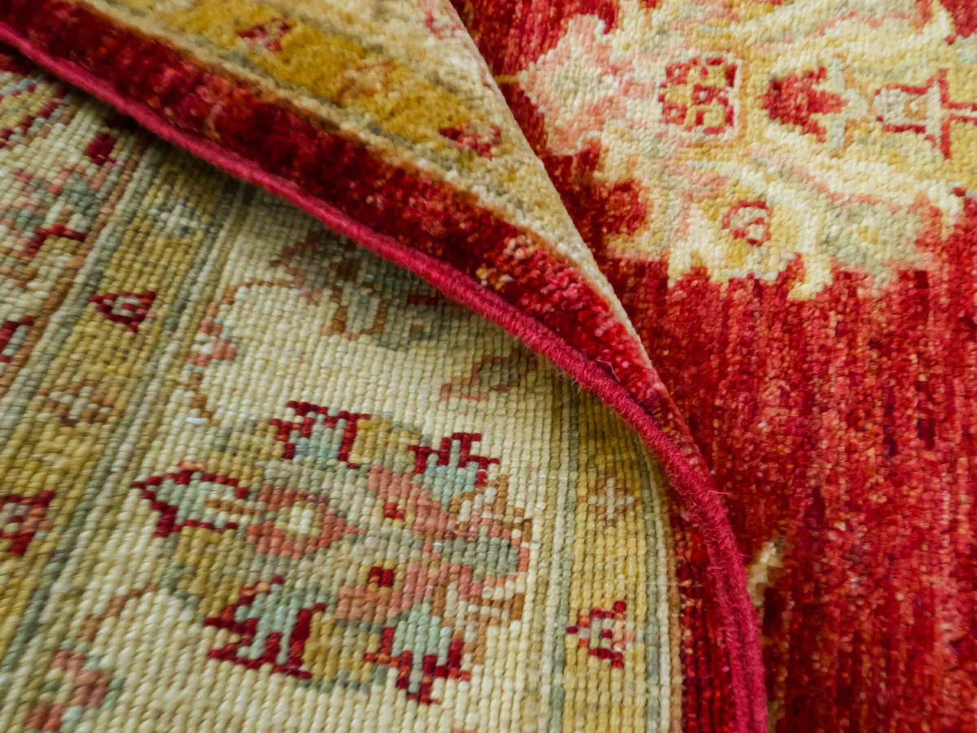 Handgeknüpfter Ziegler Farahan Orientteppich von Khademi aus Wolle, rot, gold, beige. Klassisches Allover-Design. Traditionell von Hand geknüpft in Afghanistan. Größe: 143 cm x 103 cm. Teppichnummer: RB3-1045. Verkauf durch Jupiter Intl.