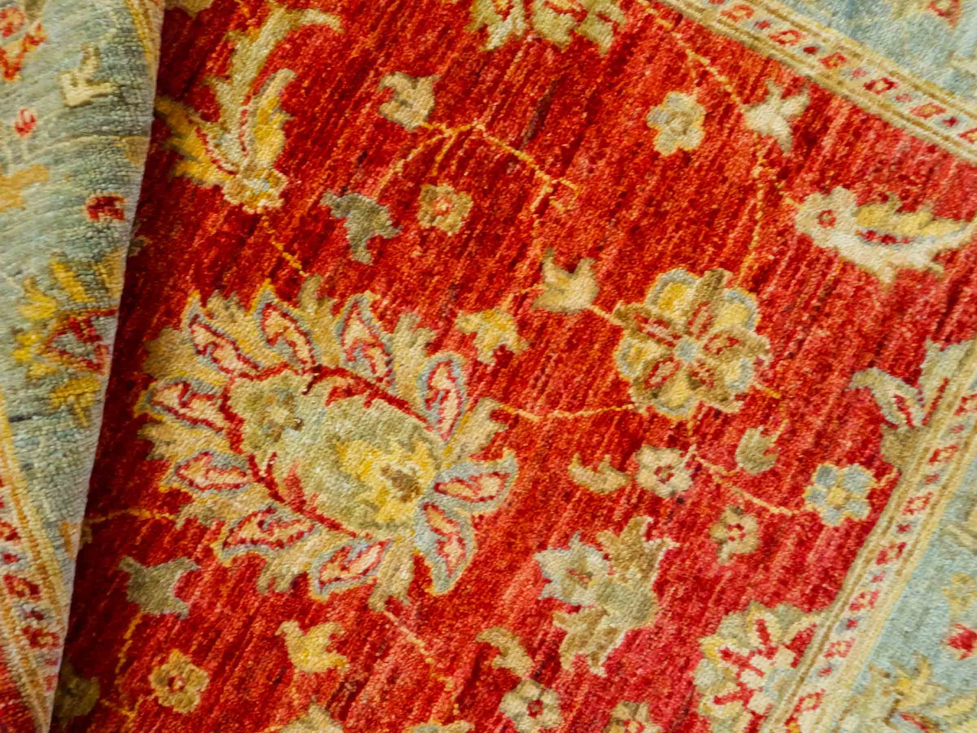 Handgeknüpfter Ziegler Farahan Orientteppich von Khademi aus Wolle, rot, blau, gold. Klassisches Allover-Design. Traditionell von Hand geknüpft in Afghanistan. Größe: 152 cm x 100 cm. Teppichnummer: RB3-1029. Verkauf durch Jupiter Intl.