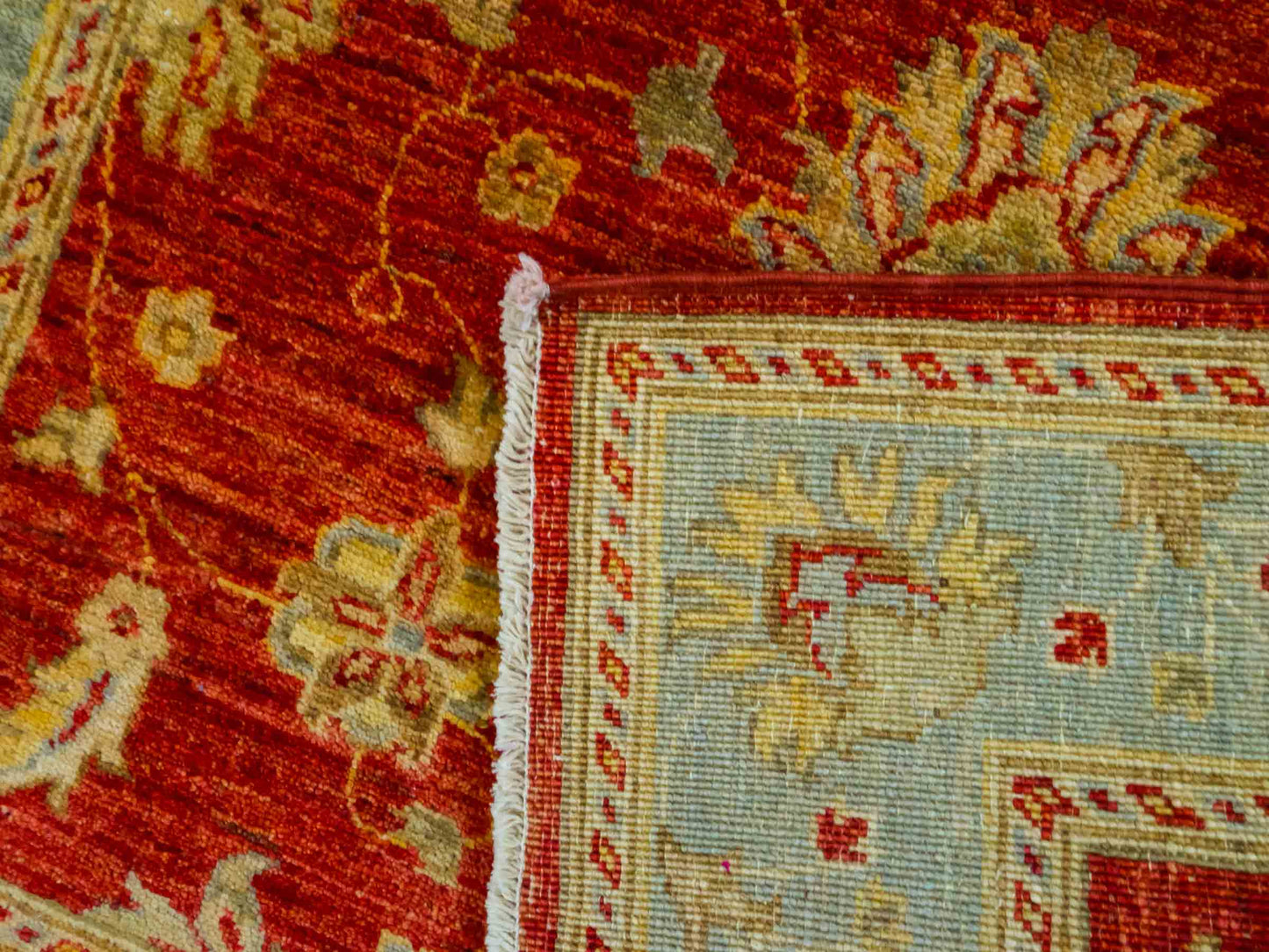 Handgeknüpfter Ziegler Farahan Orientteppich von Khademi aus Wolle, rot, blau, gold. Klassisches Allover-Design. Traditionell von Hand geknüpft in Afghanistan. Größe: 152 cm x 100 cm. Teppichnummer: RB3-1029. Verkauf durch Jupiter Intl.