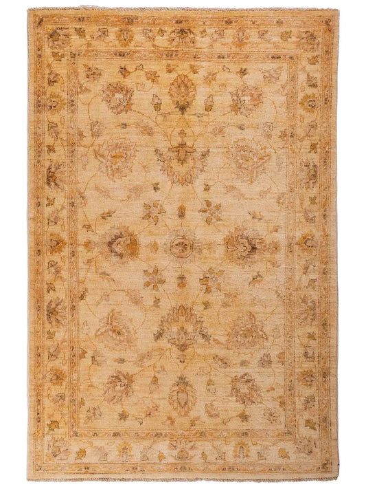 Handgeknüpfter Ziegler Farahan Orientteppich von Khademi aus Wolle, beige, gold. Klassisches Allover-Design. Traditionell von Hand geknüpft in Afghanistan. Größe: 180 cm x 120 cm. Teppichnummer: SB3-1119. Verkauf durch Jupiter Intl.
