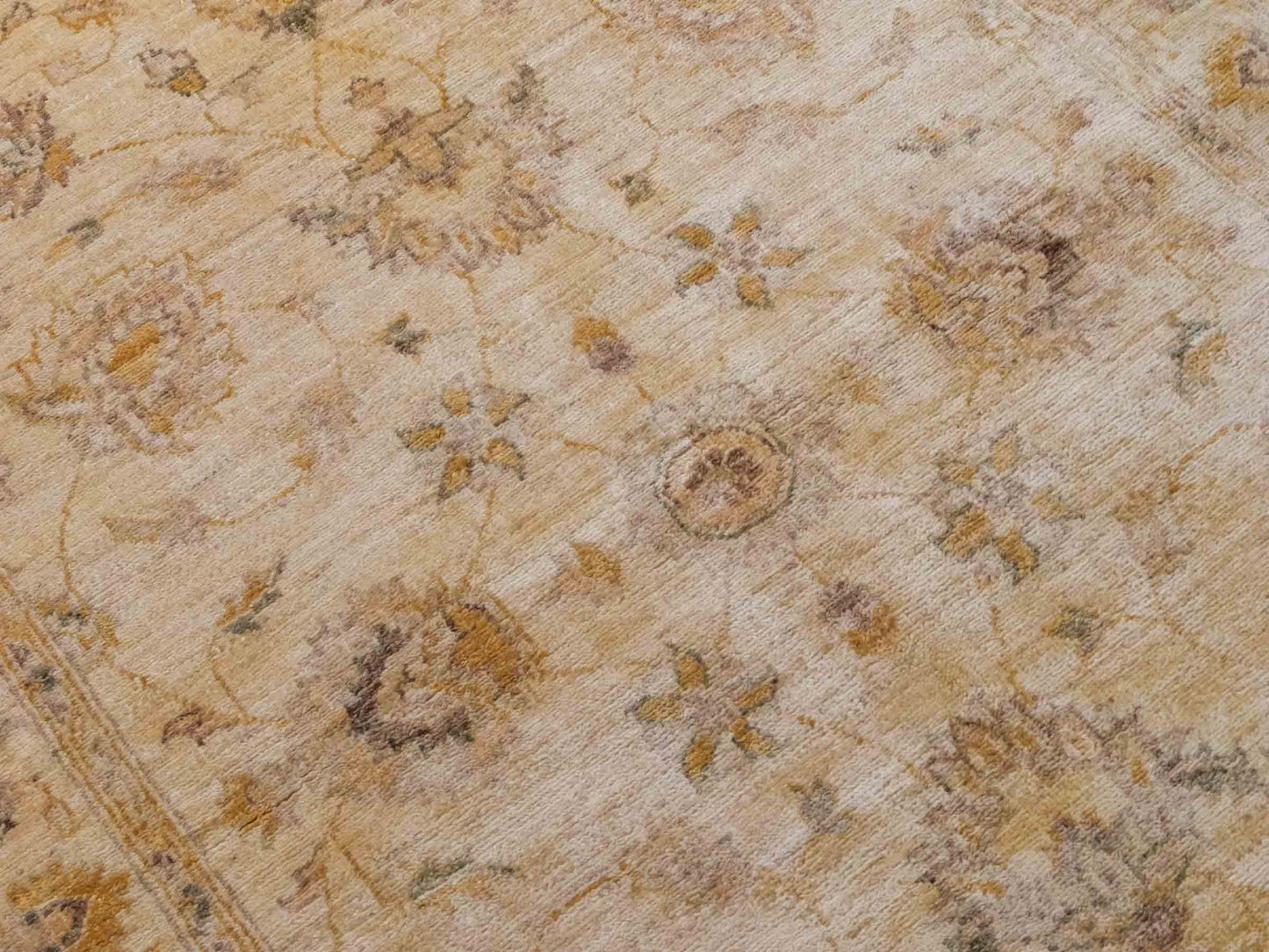 Handgeknüpfter Ziegler Farahan Orientteppich von Khademi aus Wolle, beige, gold. Klassisches Allover-Design. Traditionell von Hand geknüpft in Afghanistan. Größe: 180 cm x 120 cm. Teppichnummer: SB3-1119. Verkauf durch Jupiter Intl.