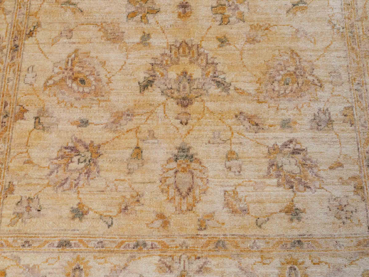 Handgeknüpfter Ziegler Farahan Orientteppich von Khademi aus Wolle, beige, gold. Klassisches Allover-Design. Traditionell von Hand geknüpft in Afghanistan. Größe: 180 cm x 120 cm. Teppichnummer: SB3-1119. Verkauf durch Jupiter Intl.