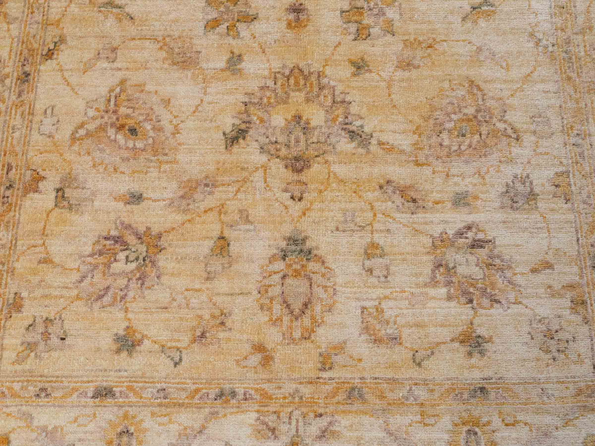 Handgeknüpfter Ziegler Farahan Orientteppich von Khademi aus Wolle, beige, gold. Klassisches Allover-Design. Traditionell von Hand geknüpft in Afghanistan. Größe: 180 cm x 120 cm. Teppichnummer: SB3-1119. Verkauf durch Jupiter Intl.