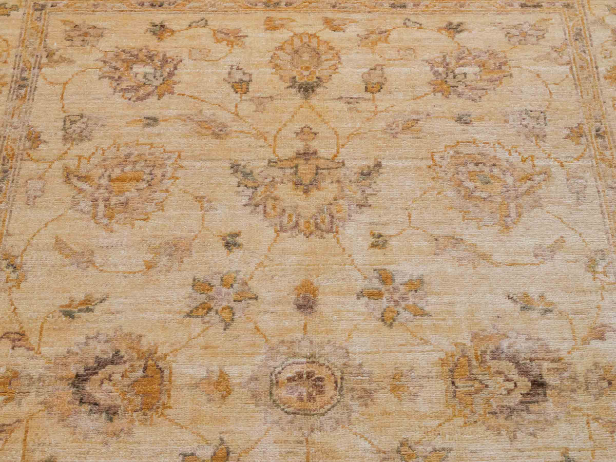 Handgeknüpfter Ziegler Farahan Orientteppich von Khademi aus Wolle, beige, gold. Klassisches Allover-Design. Traditionell von Hand geknüpft in Afghanistan. Größe: 180 cm x 120 cm. Teppichnummer: SB3-1119. Verkauf durch Jupiter Intl.