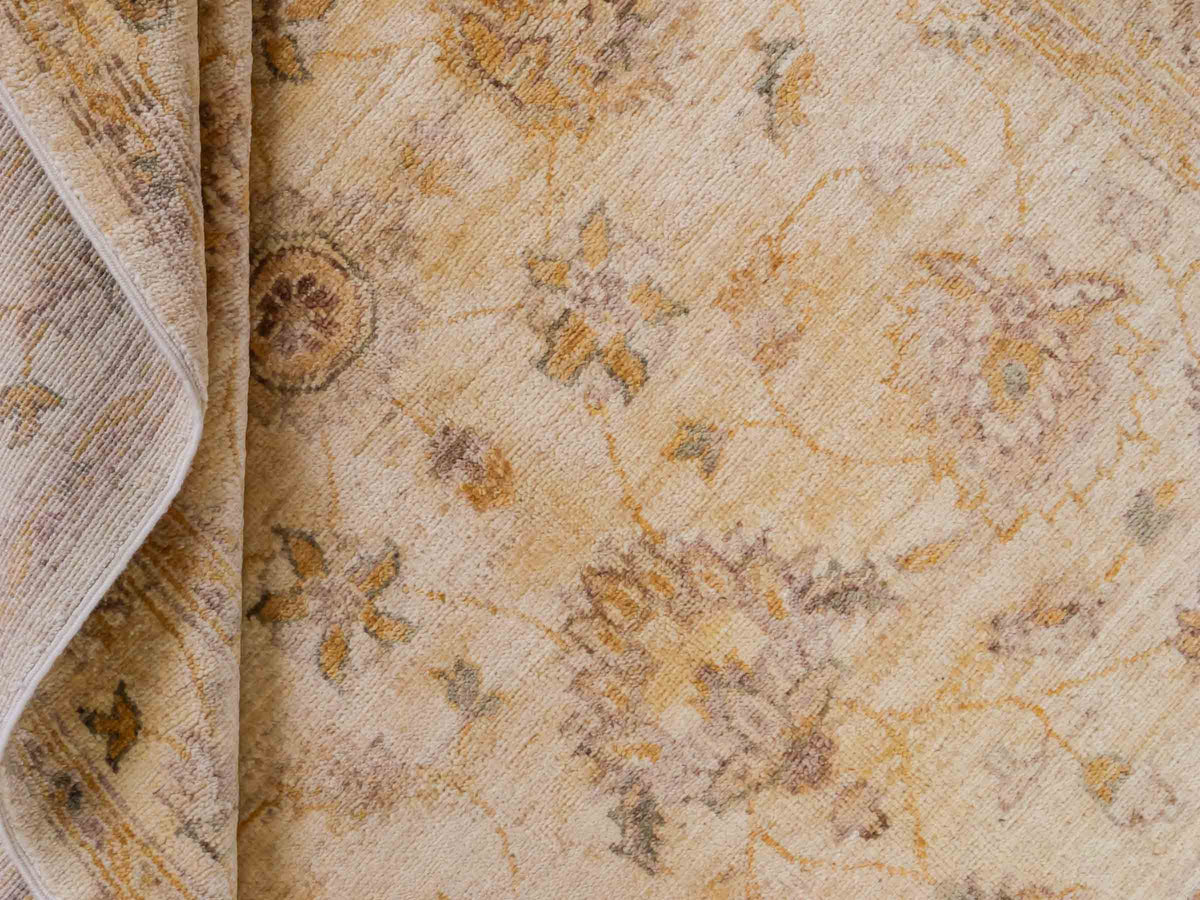 Handgeknüpfter Ziegler Farahan Orientteppich von Khademi aus Wolle, beige, gold. Klassisches Allover-Design. Traditionell von Hand geknüpft in Afghanistan. Größe: 180 cm x 120 cm. Teppichnummer: SB3-1119. Verkauf durch Jupiter Intl.