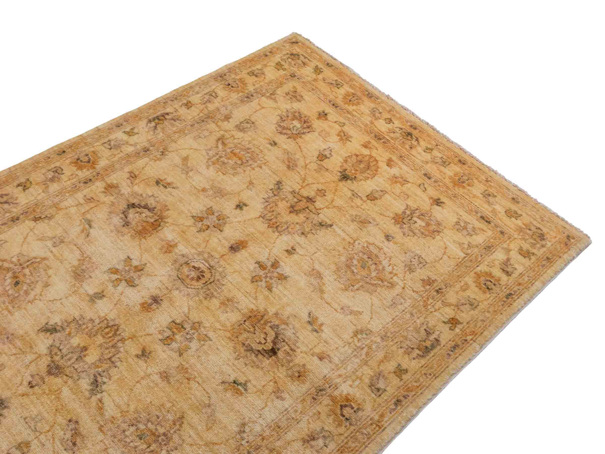 Handgeknüpfter Ziegler Farahan Orientteppich von Khademi aus Wolle, beige, gold. Klassisches Allover-Design. Traditionell von Hand geknüpft in Afghanistan. Größe: 180 cm x 120 cm. Teppichnummer: SB3-1119. Verkauf durch Jupiter Intl.