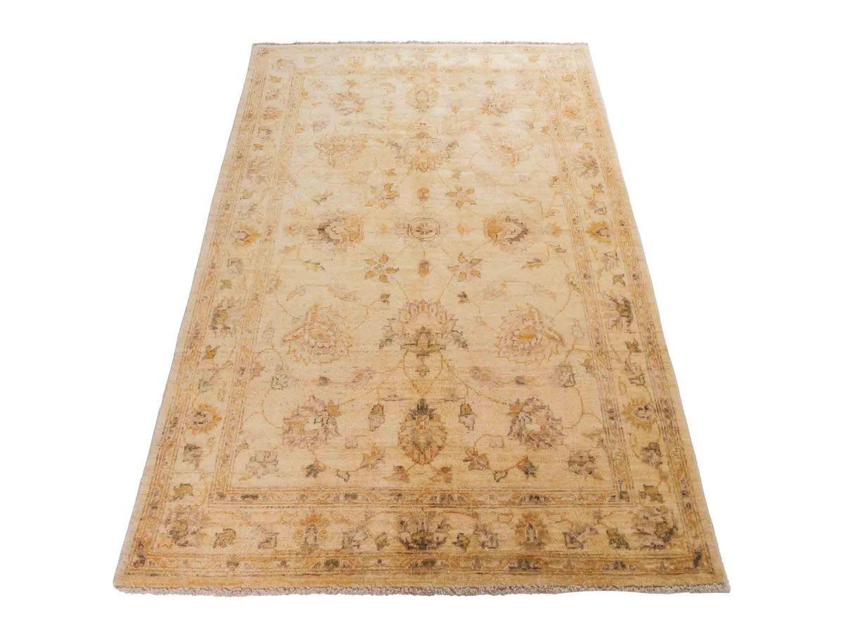 Handgeknüpfter Ziegler Farahan Orientteppich von Khademi aus Wolle, beige, gold. Klassisches Allover-Design. Traditionell von Hand geknüpft in Afghanistan. Größe: 180 cm x 120 cm. Teppichnummer: SB3-1119. Verkauf durch Jupiter Intl.