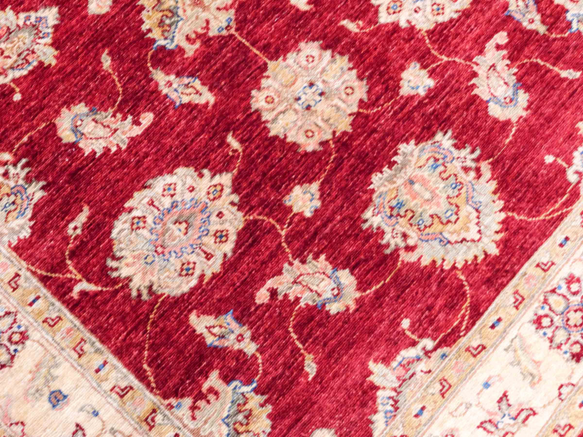 Handgeknüpfter Ziegler Farahan Orientteppich von Khademi aus Wolle, rot, beige, gold. Klassisches Allover-Design. Traditionell von Hand geknüpft in Afghanistan. Größe: 182 cm x 123 cm. Teppichnummer: SB3-1129. Verkauf durch Jupiter Intl.