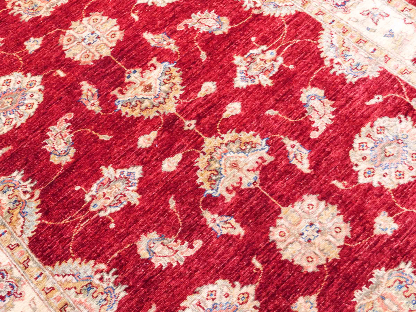 Handgeknüpfter Ziegler Farahan Orientteppich von Khademi aus Wolle, rot, beige, gold. Klassisches Allover-Design. Traditionell von Hand geknüpft in Afghanistan. Größe: 182 cm x 123 cm. Teppichnummer: SB3-1129. Verkauf durch Jupiter Intl.