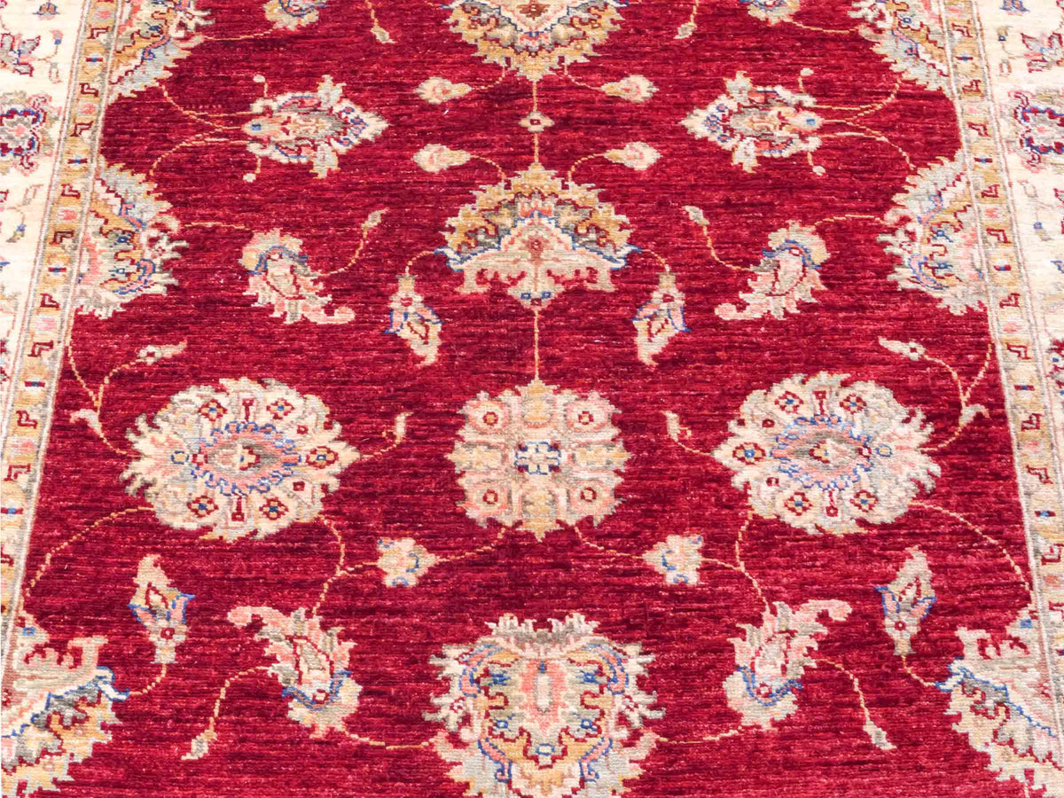 Handgeknüpfter Ziegler Farahan Orientteppich von Khademi aus Wolle, rot, beige, gold. Klassisches Allover-Design. Traditionell von Hand geknüpft in Afghanistan. Größe: 182 cm x 123 cm. Teppichnummer: SB3-1129. Verkauf durch Jupiter Intl.
