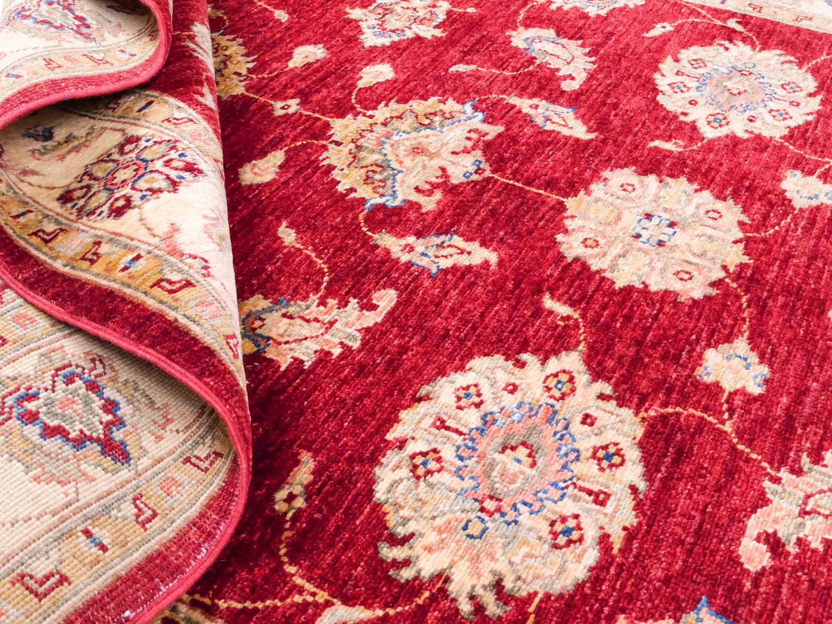 Handgeknüpfter Ziegler Farahan Orientteppich von Khademi aus Wolle, rot, beige, gold. Klassisches Allover-Design. Traditionell von Hand geknüpft in Afghanistan. Größe: 182 cm x 123 cm. Teppichnummer: SB3-1129. Verkauf durch Jupiter Intl.