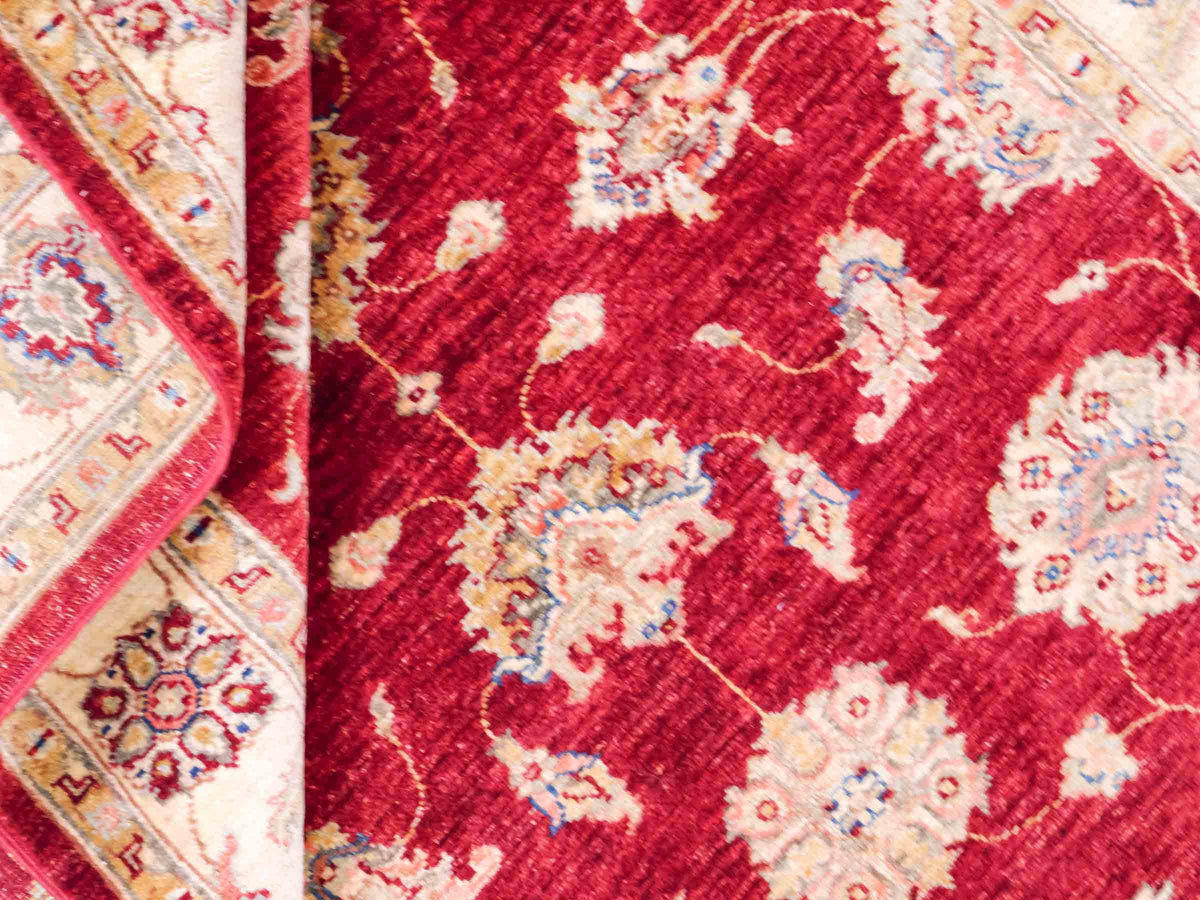 Handgeknüpfter Ziegler Farahan Orientteppich von Khademi aus Wolle, rot, beige, gold. Klassisches Allover-Design. Traditionell von Hand geknüpft in Afghanistan. Größe: 182 cm x 123 cm. Teppichnummer: SB3-1129. Verkauf durch Jupiter Intl.