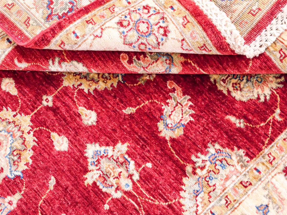 Handgeknüpfter Ziegler Farahan Orientteppich von Khademi aus Wolle, rot, beige, gold. Klassisches Allover-Design. Traditionell von Hand geknüpft in Afghanistan. Größe: 182 cm x 123 cm. Teppichnummer: SB3-1129. Verkauf durch Jupiter Intl.