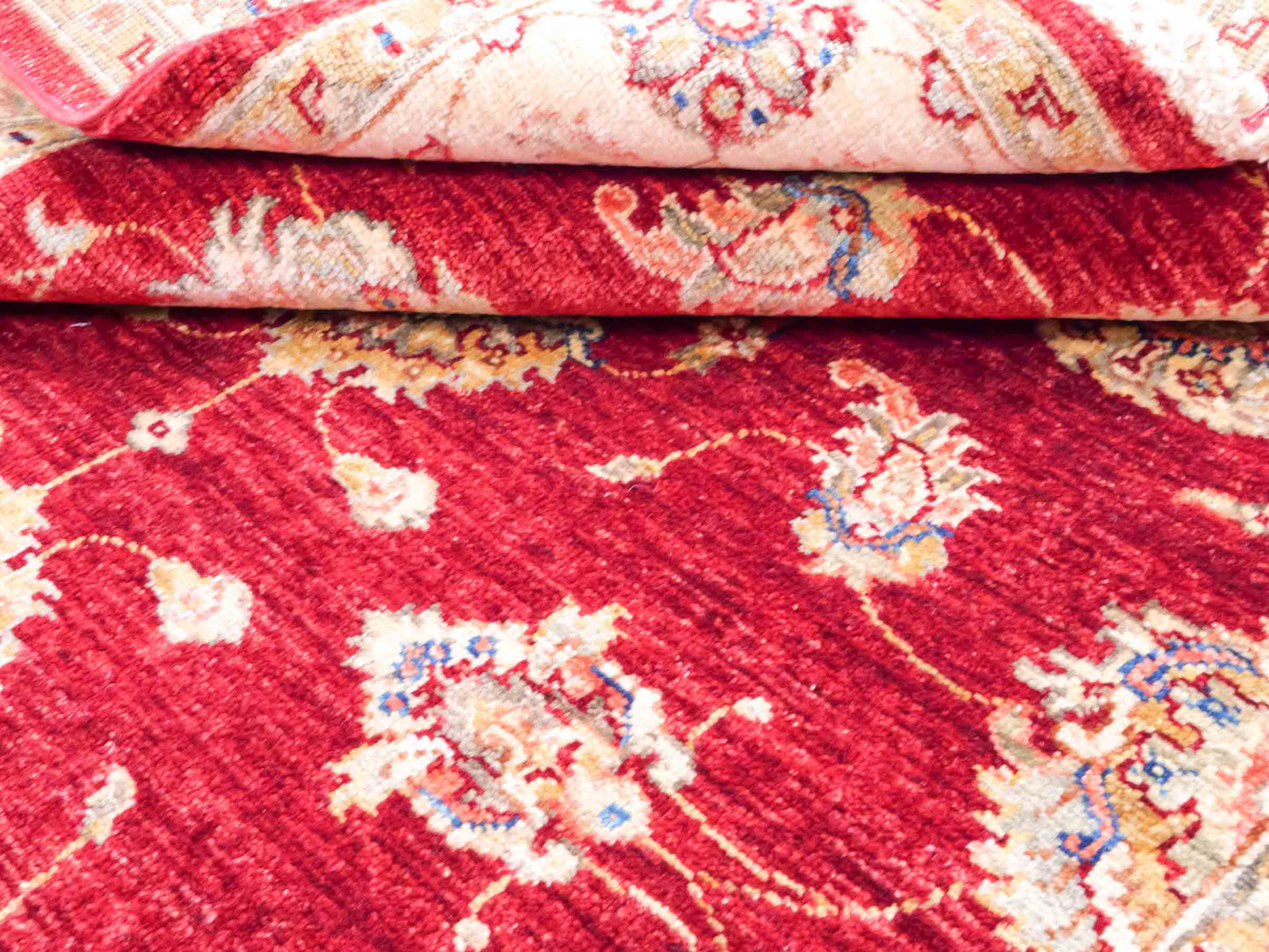 Handgeknüpfter Ziegler Farahan Orientteppich von Khademi aus Wolle, rot, beige, gold. Klassisches Allover-Design. Traditionell von Hand geknüpft in Afghanistan. Größe: 182 cm x 123 cm. Teppichnummer: SB3-1129. Verkauf durch Jupiter Intl.