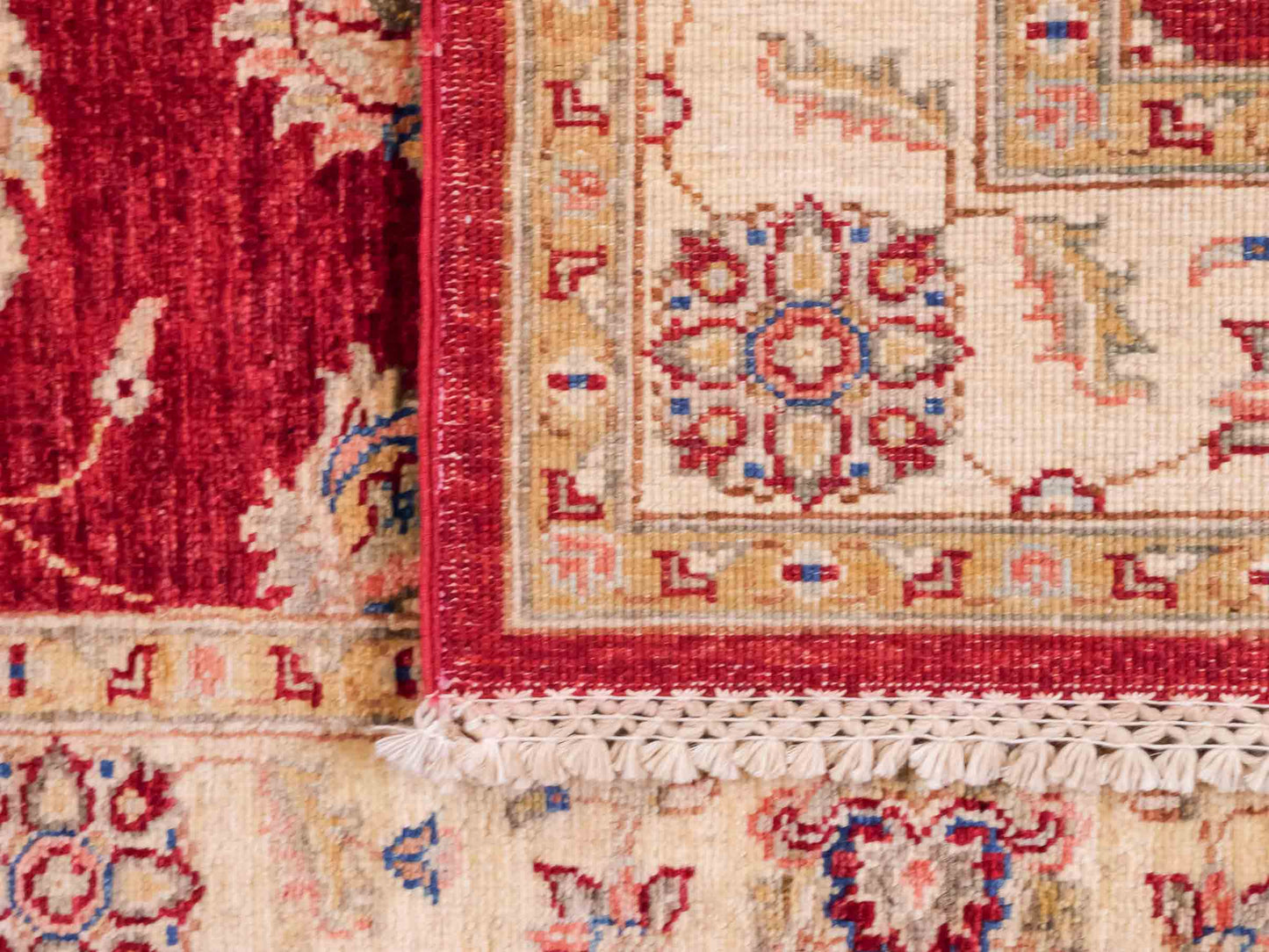 Handgeknüpfter Ziegler Farahan Orientteppich von Khademi aus Wolle, rot, beige, gold. Klassisches Allover-Design. Traditionell von Hand geknüpft in Afghanistan. Größe: 182 cm x 123 cm. Teppichnummer: SB3-1129. Verkauf durch Jupiter Intl.