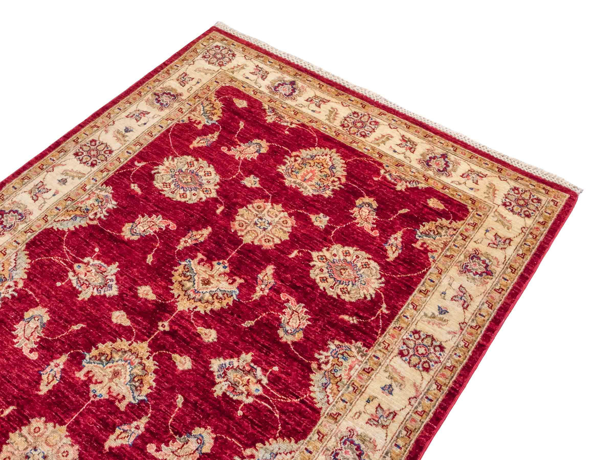Handgeknüpfter Ziegler Farahan Orientteppich von Khademi aus Wolle, rot, beige, gold. Klassisches Allover-Design. Traditionell von Hand geknüpft in Afghanistan. Größe: 182 cm x 123 cm. Teppichnummer: SB3-1129. Verkauf durch Jupiter Intl.