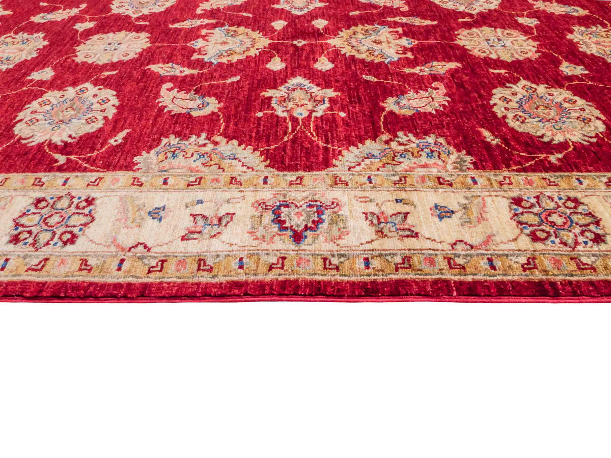Handgeknüpfter Ziegler Farahan Orientteppich von Khademi aus Wolle, rot, beige, gold. Klassisches Allover-Design. Traditionell von Hand geknüpft in Afghanistan. Größe: 182 cm x 123 cm. Teppichnummer: SB3-1129. Verkauf durch Jupiter Intl.