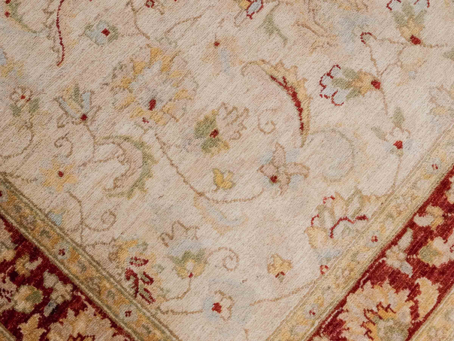 Handgeknüpfter Ziegler Farahan Orientteppich von Khademi aus Wolle, gold, beige, rot. Klassisches Allover-Design. Traditionell von Hand geknüpft in Afghanistan. Größe: 195 cm x 152 cm. Teppichnummer: SB3-1114. Verkauf durch Jupiter Intl.