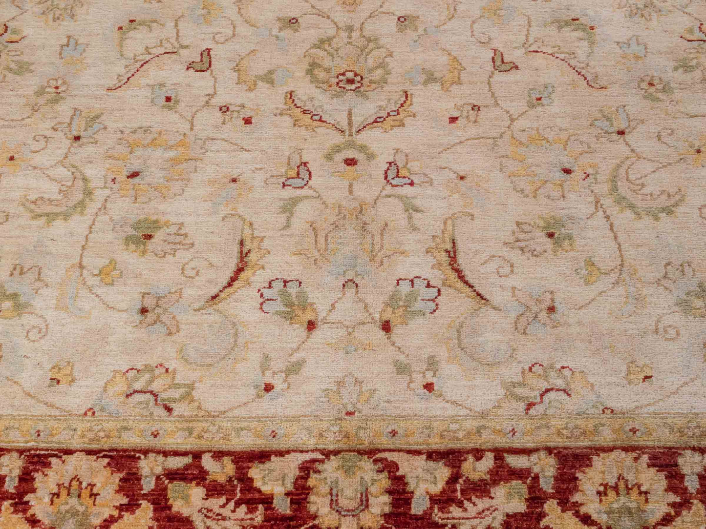 Handgeknüpfter Ziegler Farahan Orientteppich von Khademi aus Wolle, gold, beige, rot. Klassisches Allover-Design. Traditionell von Hand geknüpft in Afghanistan. Größe: 195 cm x 152 cm. Teppichnummer: SB3-1114. Verkauf durch Jupiter Intl.