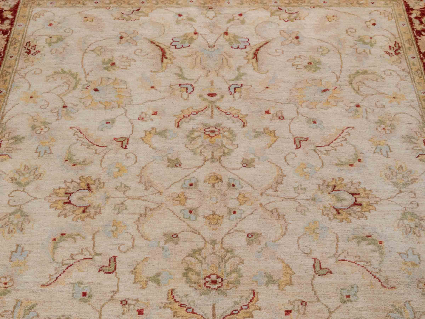 Handgeknüpfter Ziegler Farahan Orientteppich von Khademi aus Wolle, gold, beige, rot. Klassisches Allover-Design. Traditionell von Hand geknüpft in Afghanistan. Größe: 195 cm x 152 cm. Teppichnummer: SB3-1114. Verkauf durch Jupiter Intl.
