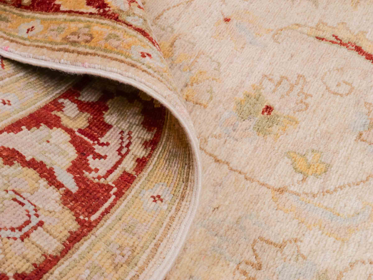 Handgeknüpfter Ziegler Farahan Orientteppich von Khademi aus Wolle, gold, beige, rot. Klassisches Allover-Design. Traditionell von Hand geknüpft in Afghanistan. Größe: 195 cm x 152 cm. Teppichnummer: SB3-1114. Verkauf durch Jupiter Intl.