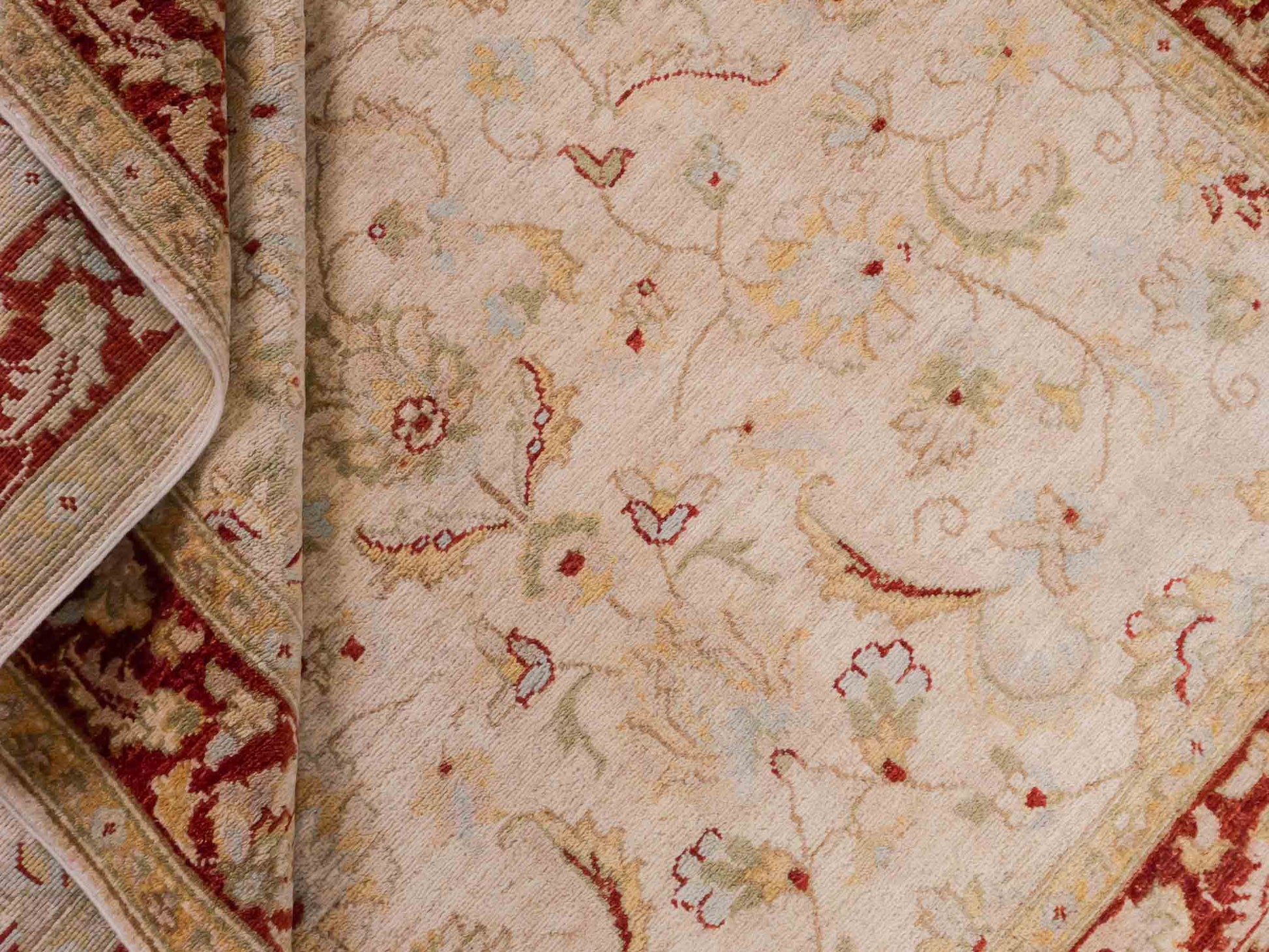 Handgeknüpfter Ziegler Farahan Orientteppich von Khademi aus Wolle, gold, beige, rot. Klassisches Allover-Design. Traditionell von Hand geknüpft in Afghanistan. Größe: 195 cm x 152 cm. Teppichnummer: SB3-1114. Verkauf durch Jupiter Intl.