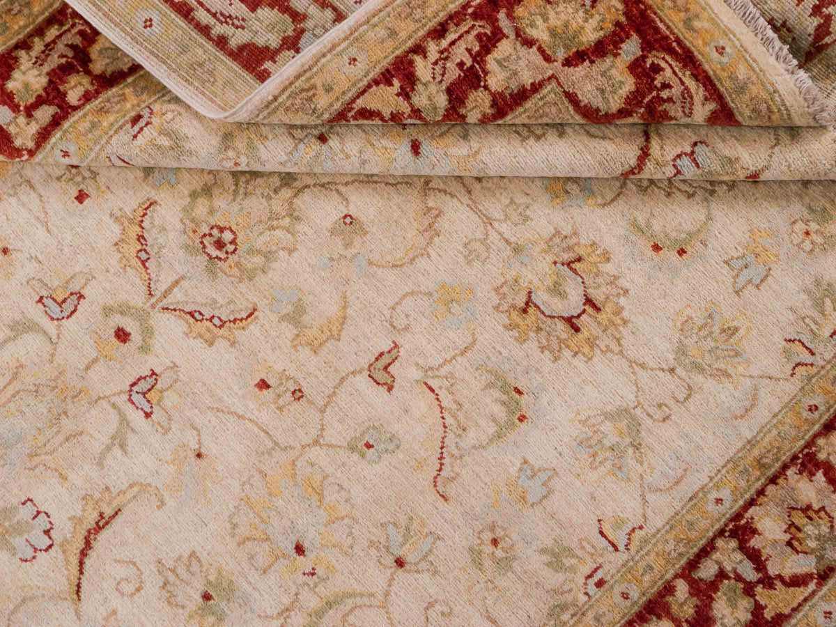 Handgeknüpfter Ziegler Farahan Orientteppich von Khademi aus Wolle, gold, beige, rot. Klassisches Allover-Design. Traditionell von Hand geknüpft in Afghanistan. Größe: 195 cm x 152 cm. Teppichnummer: SB3-1114. Verkauf durch Jupiter Intl.