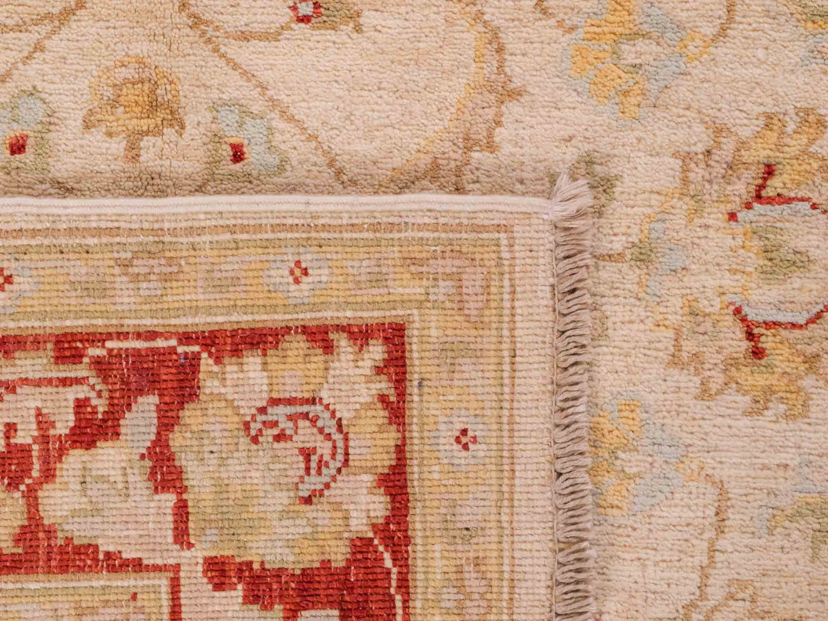 Handgeknüpfter Ziegler Farahan Orientteppich von Khademi aus Wolle, gold, beige, rot. Klassisches Allover-Design. Traditionell von Hand geknüpft in Afghanistan. Größe: 195 cm x 152 cm. Teppichnummer: SB3-1114. Verkauf durch Jupiter Intl.