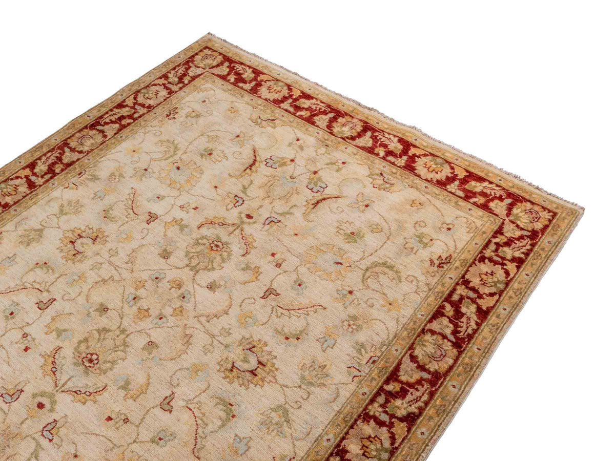 Handgeknüpfter Ziegler Farahan Orientteppich von Khademi aus Wolle, gold, beige, rot. Klassisches Allover-Design. Traditionell von Hand geknüpft in Afghanistan. Größe: 195 cm x 152 cm. Teppichnummer: SB3-1114. Verkauf durch Jupiter Intl.