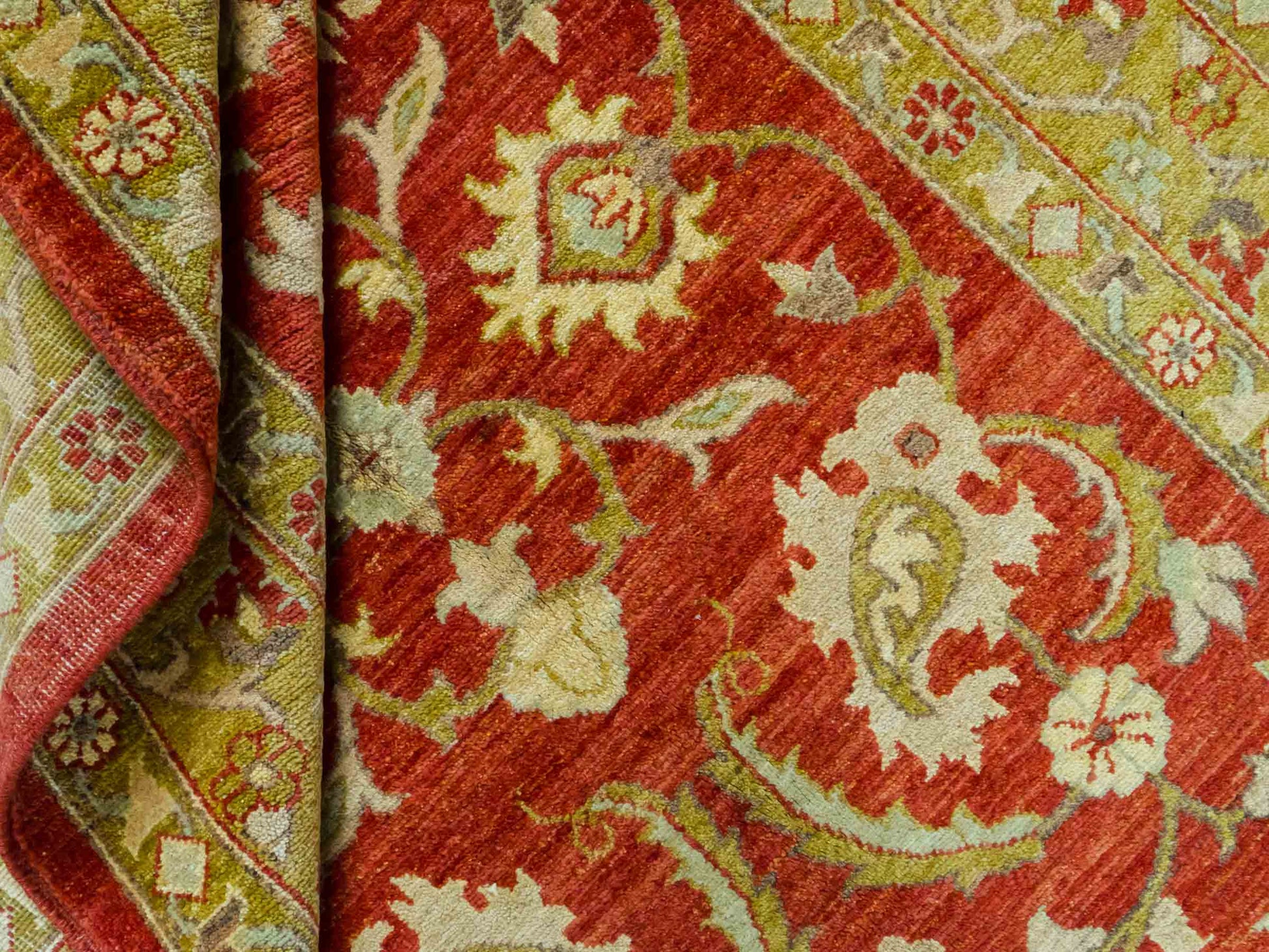 Handgeknüpfter Ziegler Farahan Orientteppich von Khademi aus Wolle, rot, gold. Klassisches Allover-Design. Traditionell von Hand geknüpft in Afghanistan. Größe: 196 cm x 135 cm. Teppichnummer: RB3-1014. Verkauf durch Jupiter Intl.