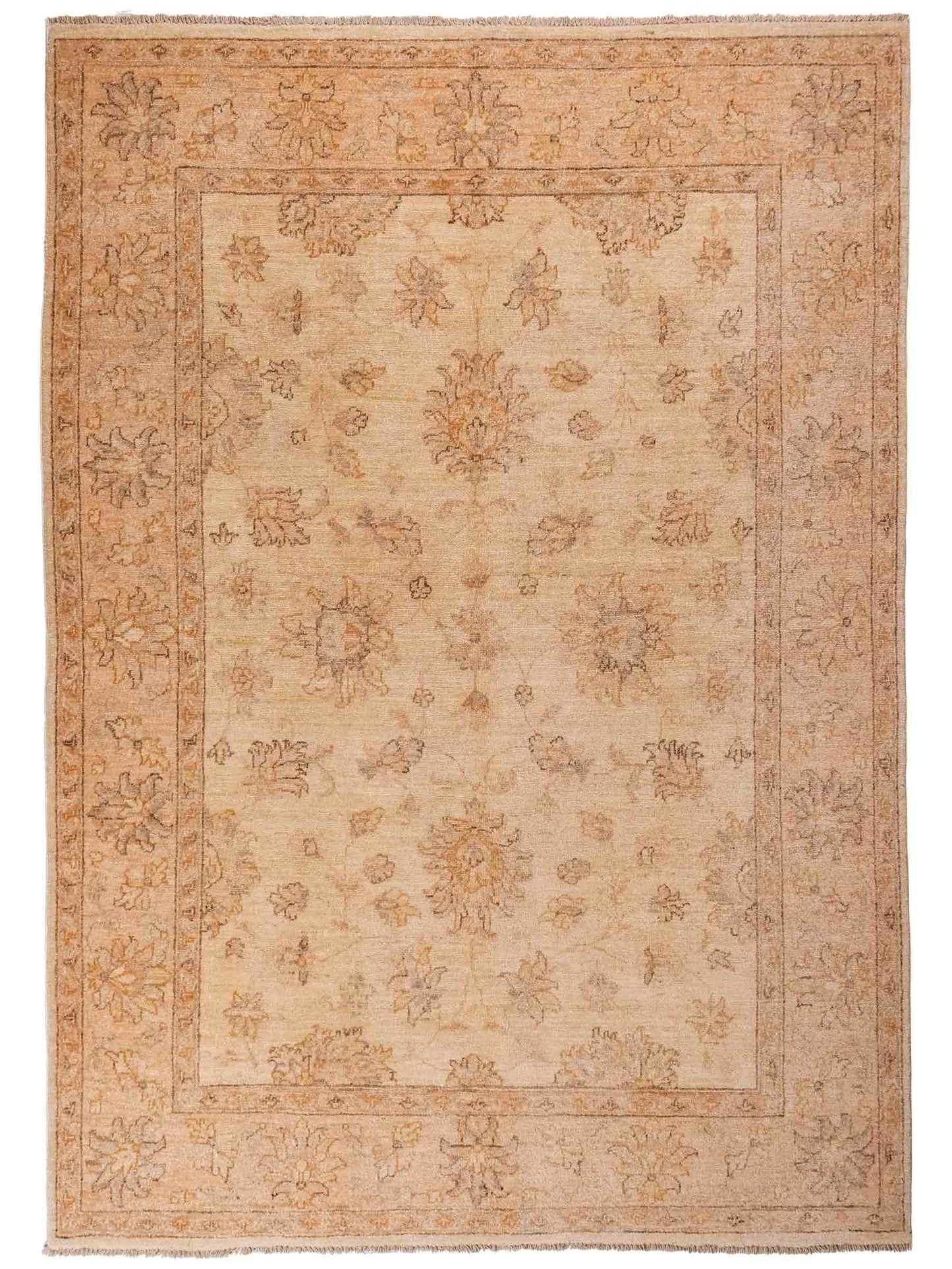 Handgeknüpfter Ziegler Farahan Orientteppich von Khademi aus Wolle, beige, gold. Klassisches Allover-Design. Traditionell von Hand geknüpft in Afghanistan. Größe: 196 cm x 159 cm. Teppichnummer: SB3-1117. Verkauf durch Jupiter Intl.